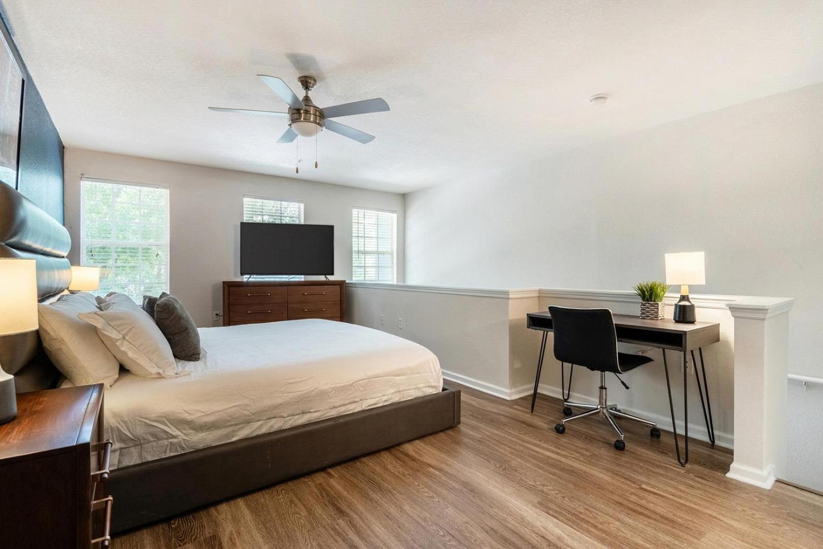 Landing Stunning 1BD Gym Pool