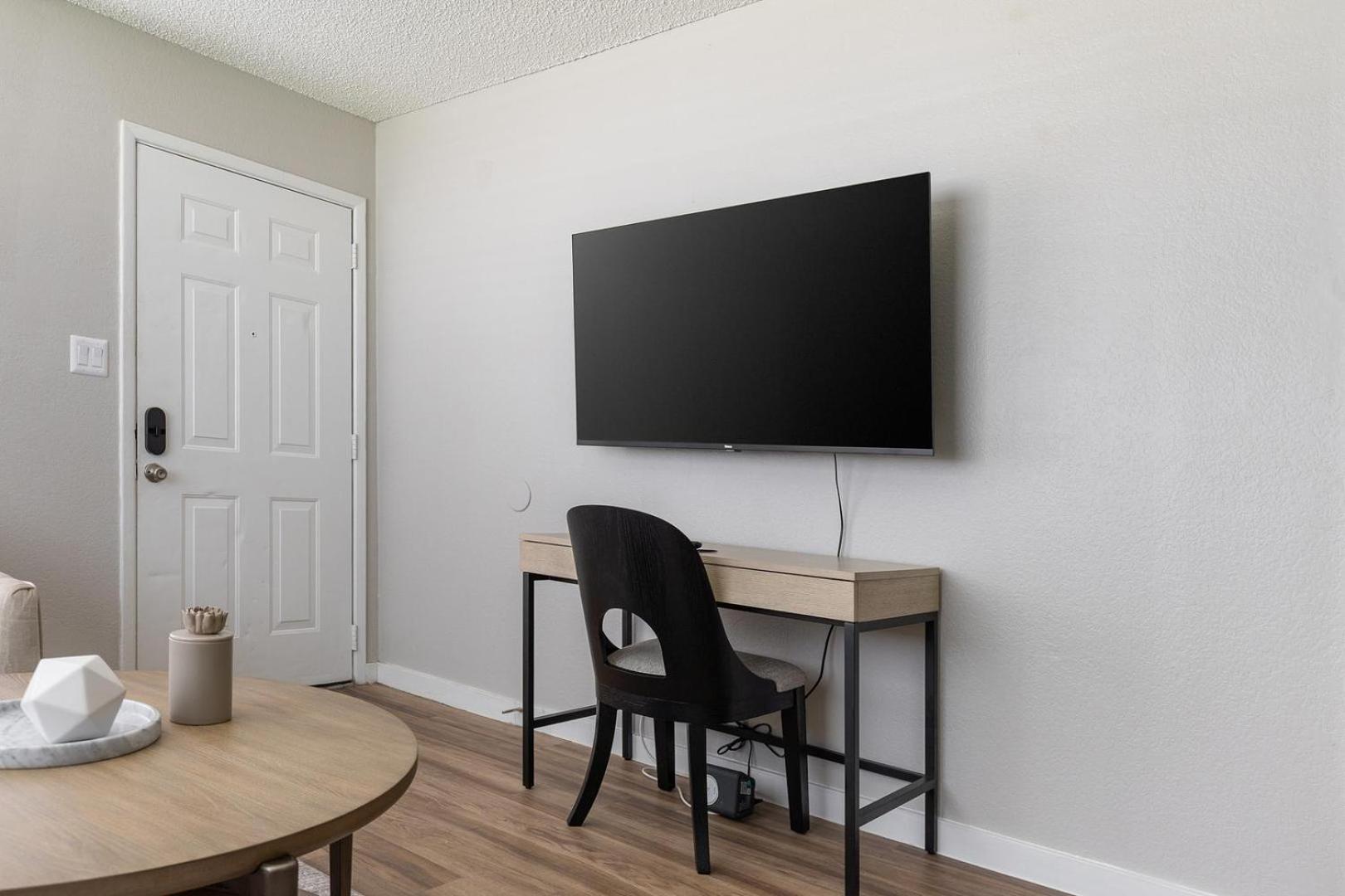 Landing Chic 1BD in Maryvale Village