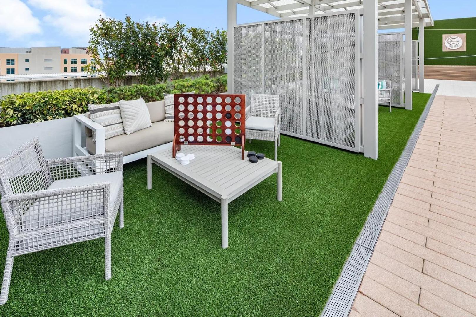 Landing Chic 1BD Gym Rooftop Lounge