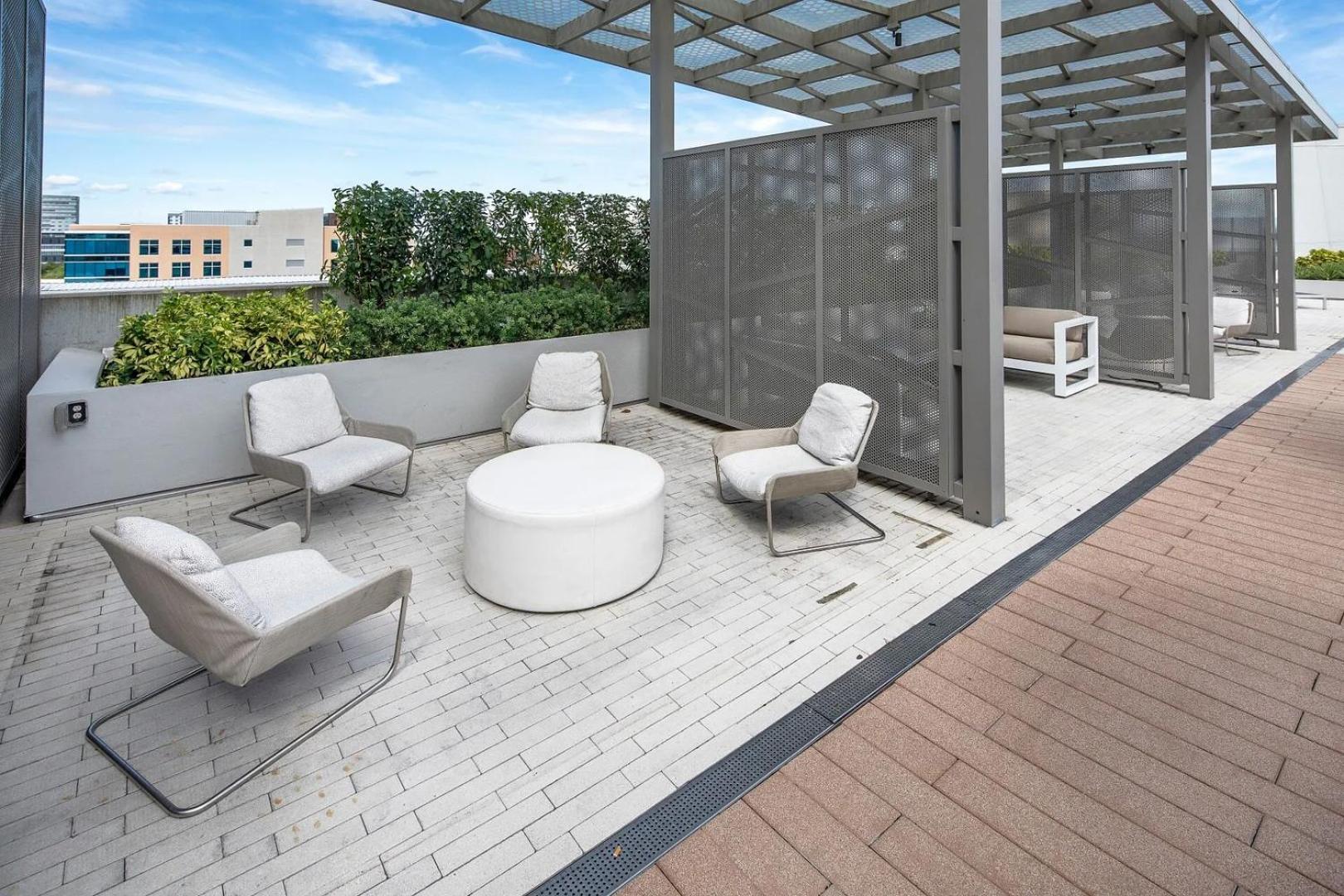 Landing Chic 1BD Gym Rooftop Lounge
