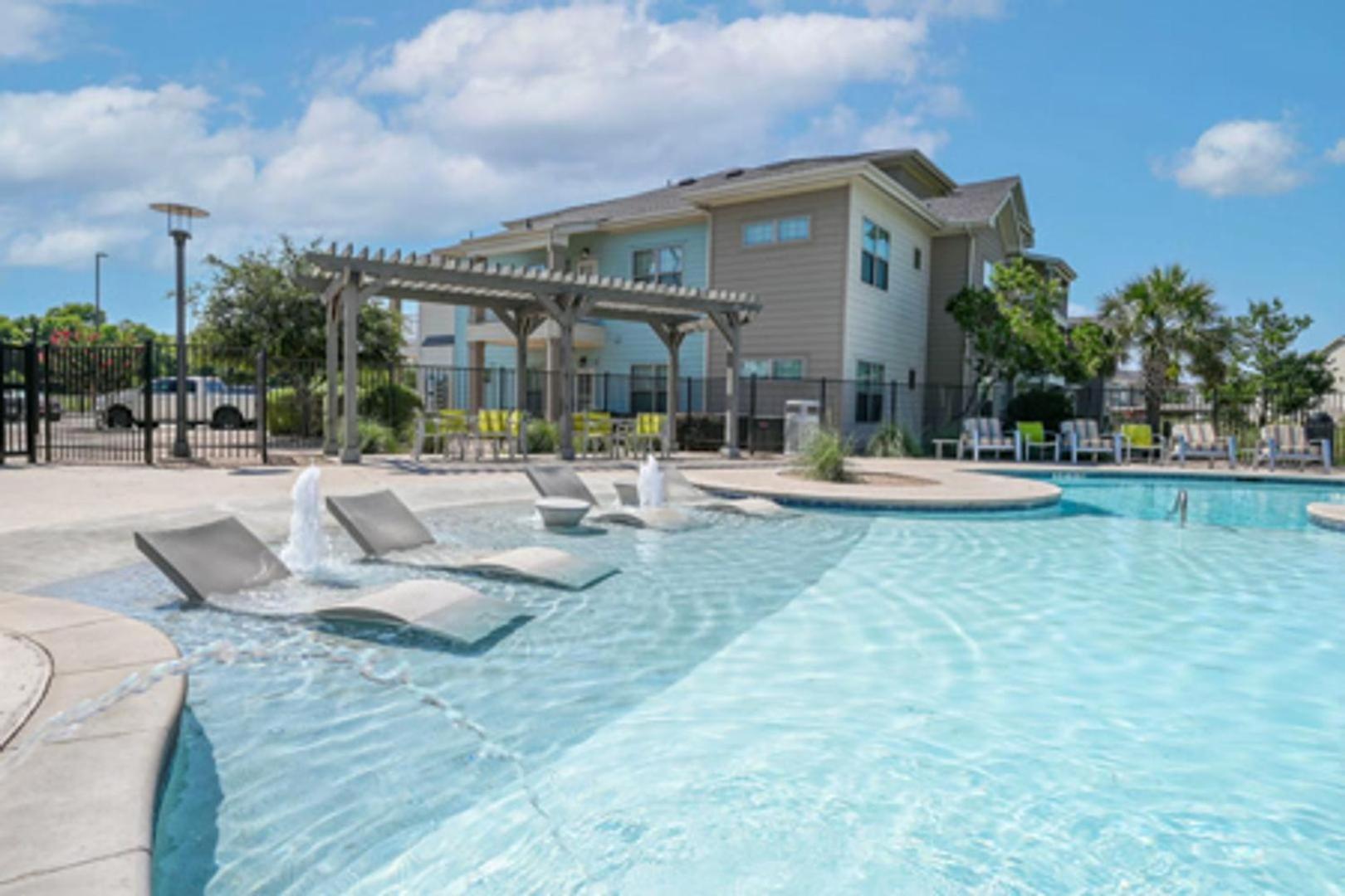 Landing Stylish 1BD Clubhouse Gym