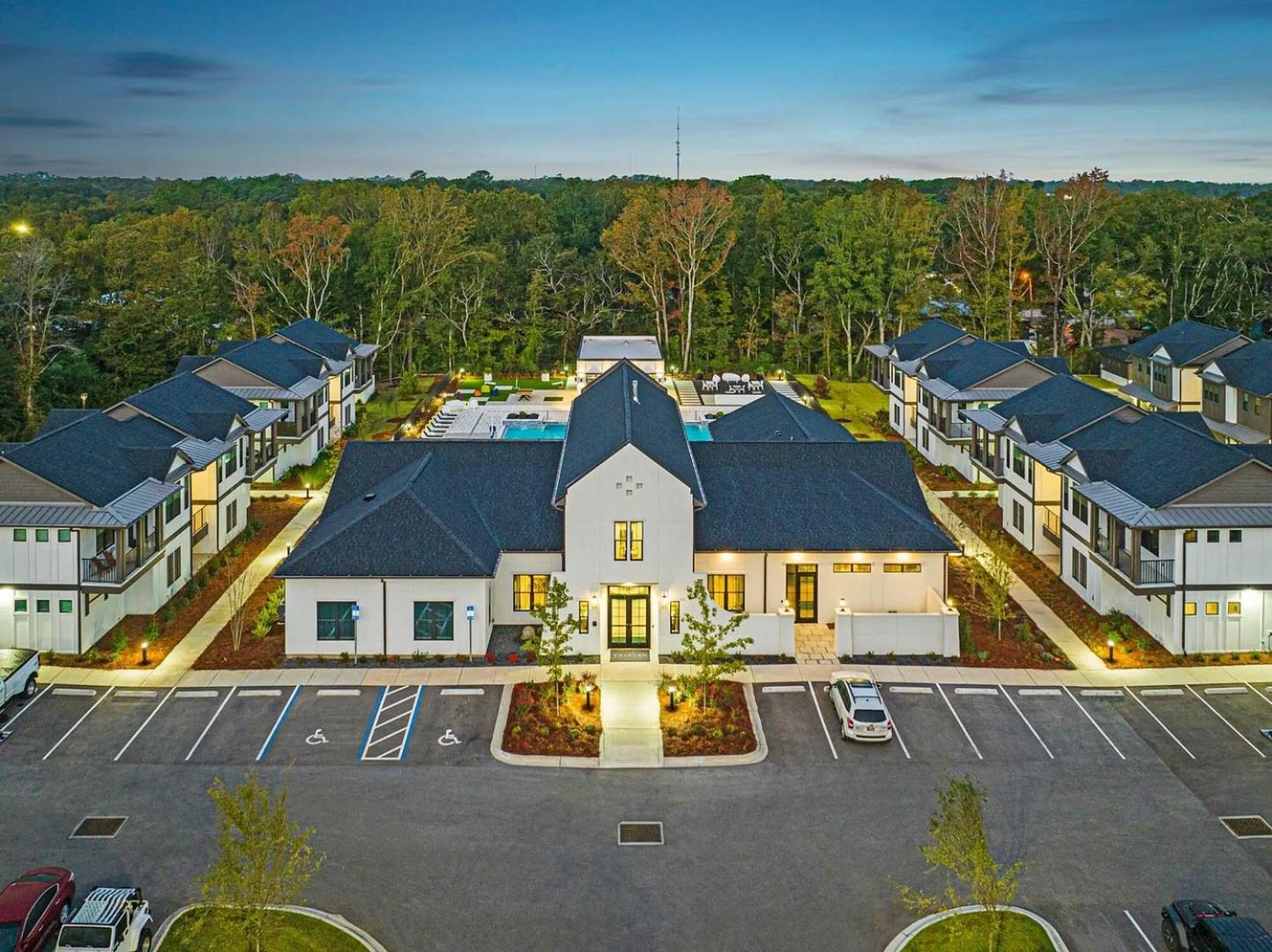 Landing Stylish 1BD Clubhouse Gym
