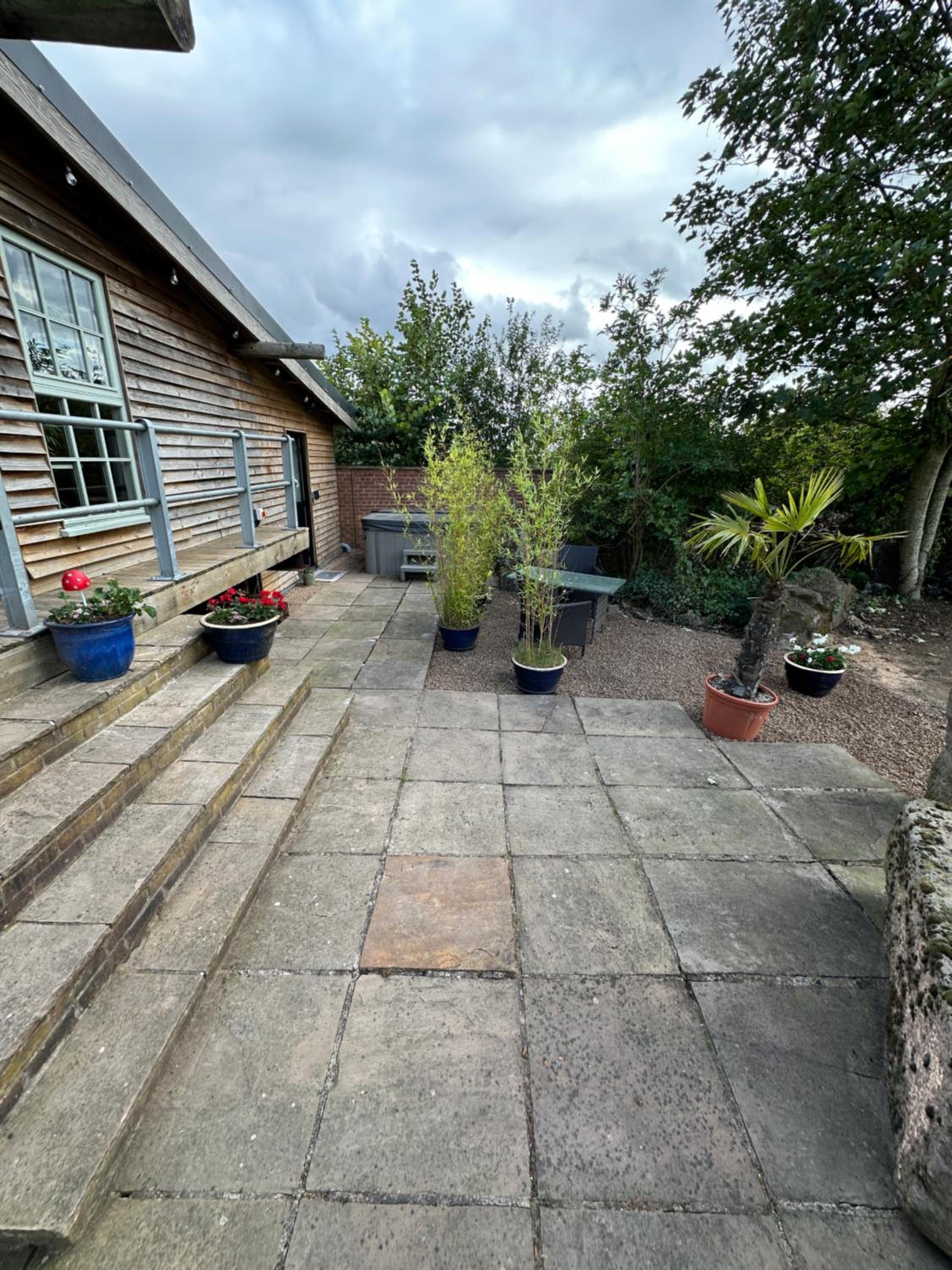 Escape to the Country, Retreat, huge Log Cabin over small river, private hot tub & log burner, WiFi, 65 inch smart TV relax read at Weston Newark, Nottingh