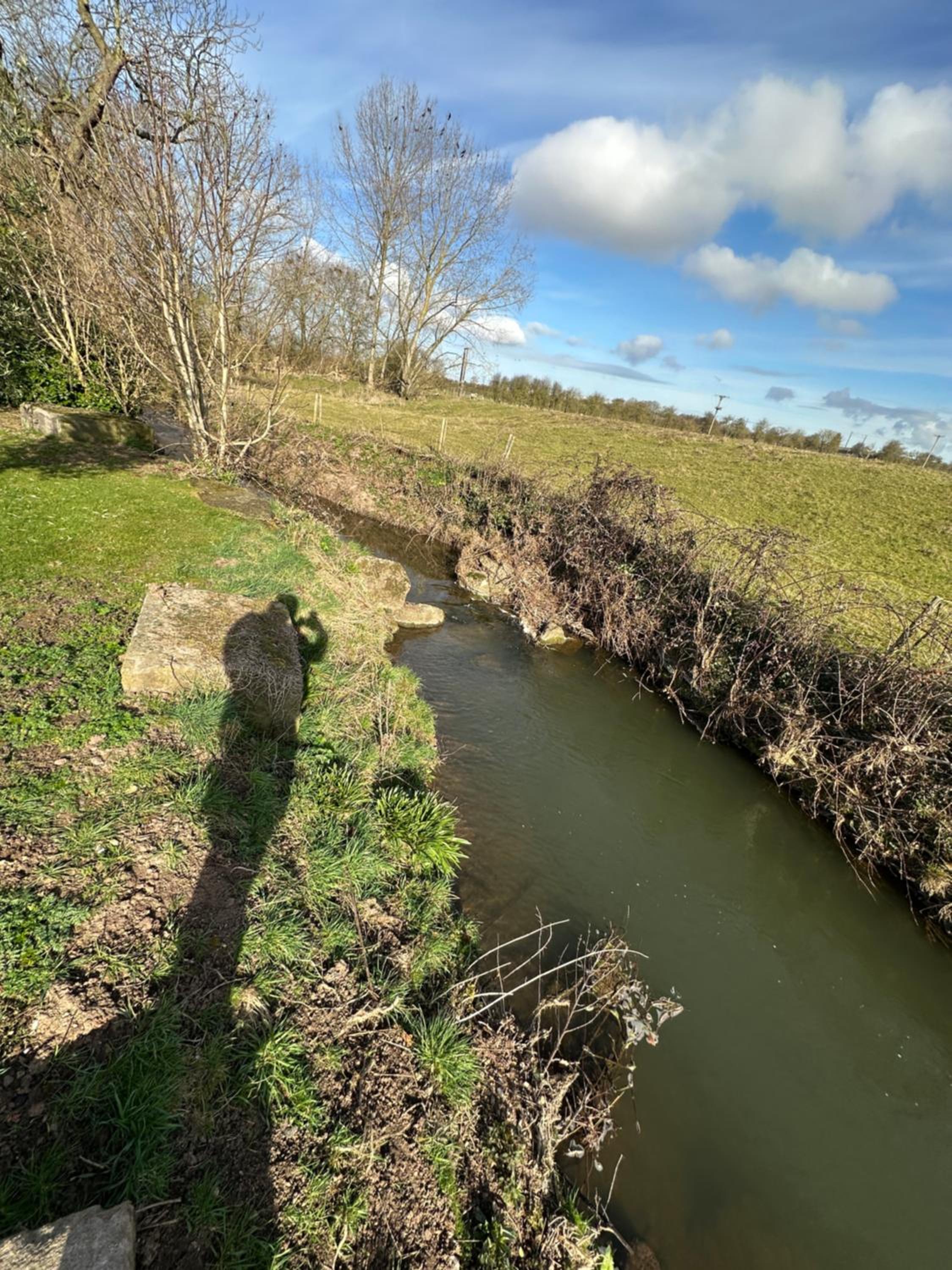 Escape to the Country, Retreat, huge Log Cabin over small river, private hot tub & log burner, WiFi, 65 inch smart TV relax read at Weston Newark, Nottingh