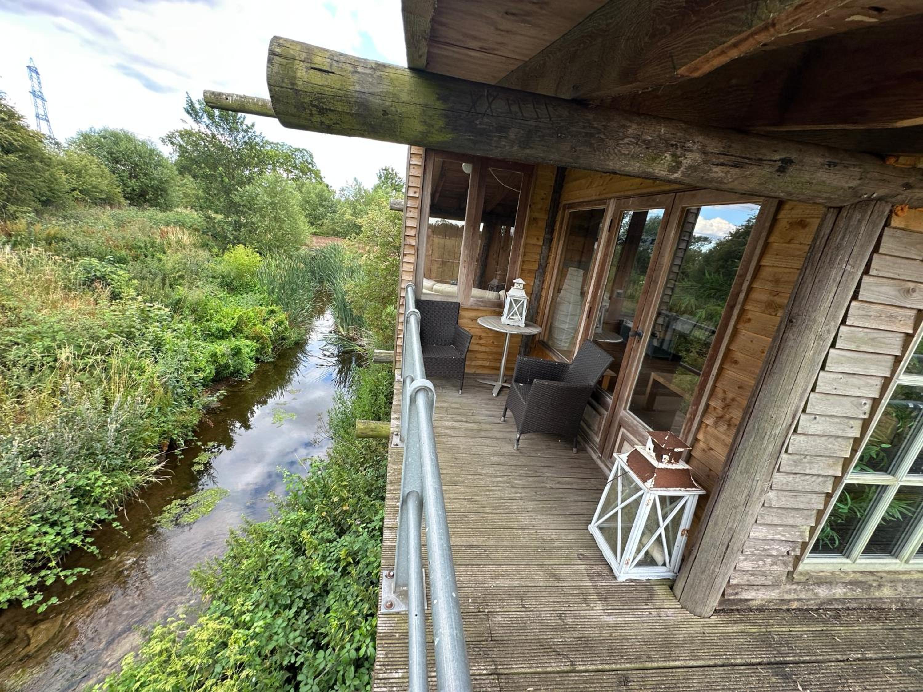 Escape to the Country, Retreat, huge Log Cabin over small river, private hot tub & log burner, WiFi, 65 inch smart TV relax read at Weston Newark, Nottingh