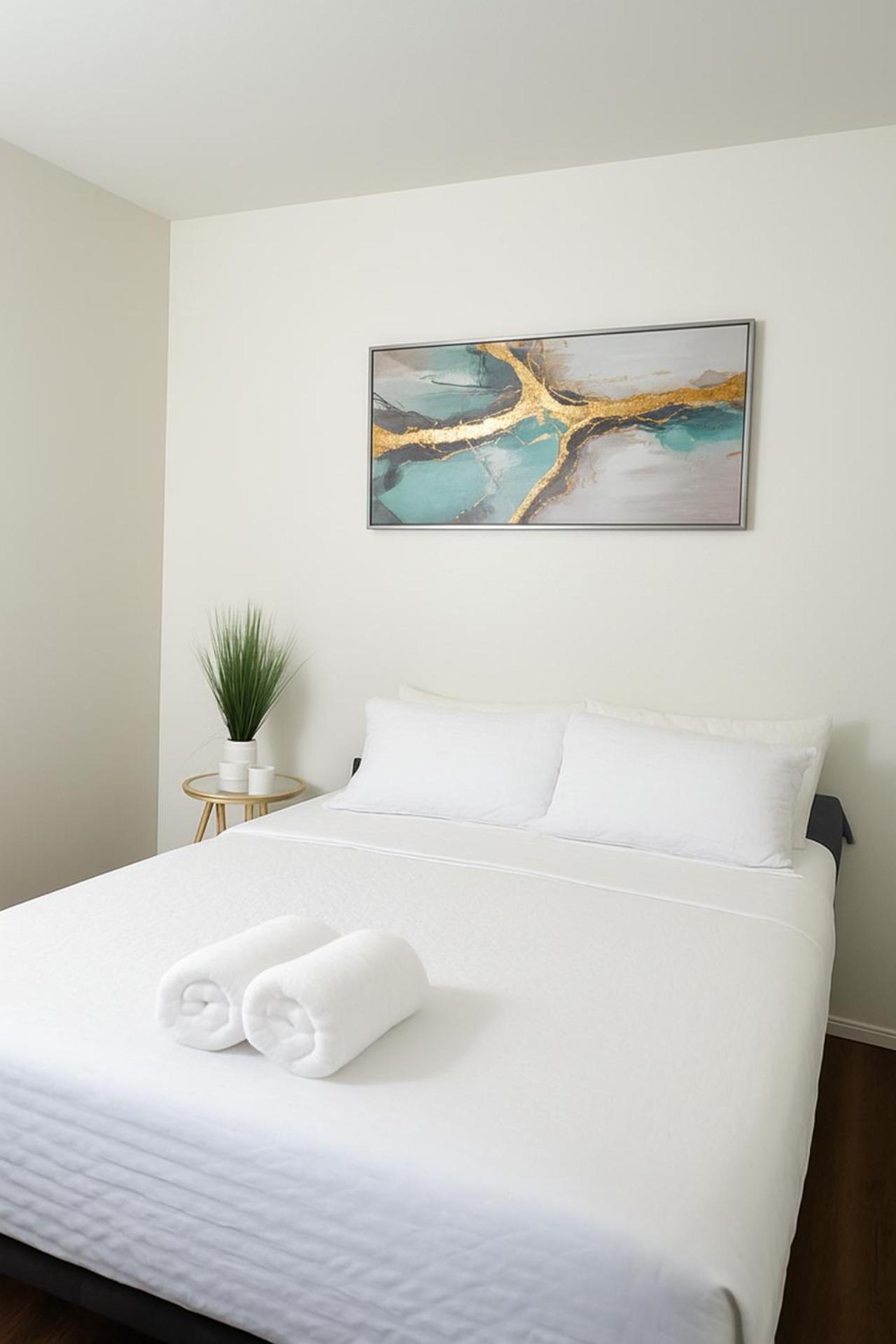 Ocean Breeze Marina Suites with Pool, Gym & Hot Tub