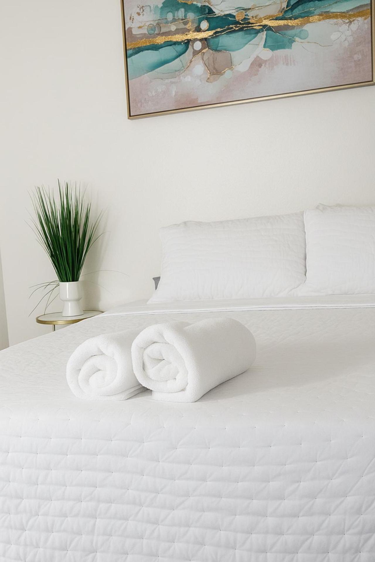 Ocean Breeze Marina Suites with Pool, Gym & Hot Tub