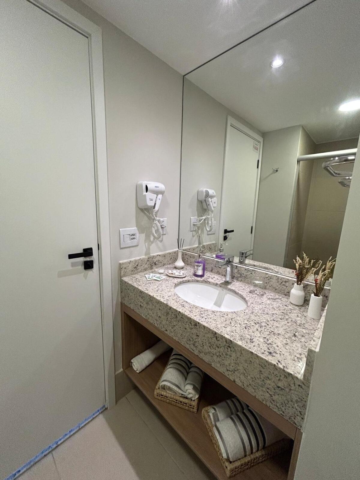 Uni Home 405 - COM ESTACIONAMENTO GRATUITO - Studio moderno e novo perto do MAC - Boa Viagem