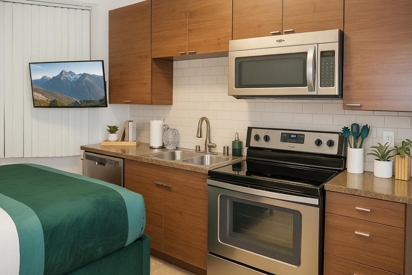 Ocean Breeze Marina Suites with Pool, Gym & Hot Tub