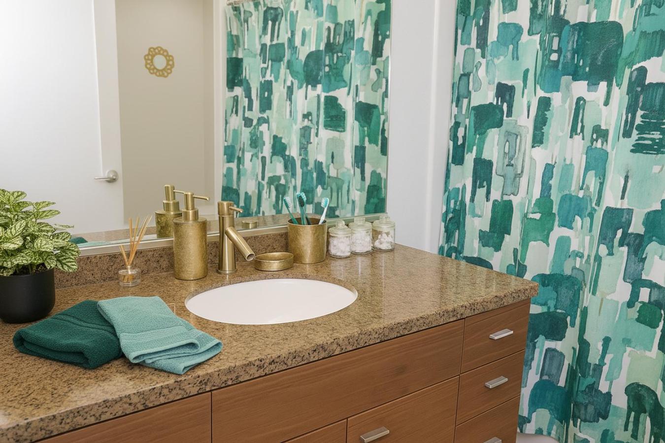 Ocean Breeze Marina Suites with Pool, Gym & Hot Tub