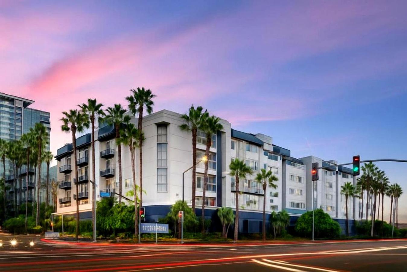 Ocean Breeze Marina Suites with Pool, Gym & Hot Tub