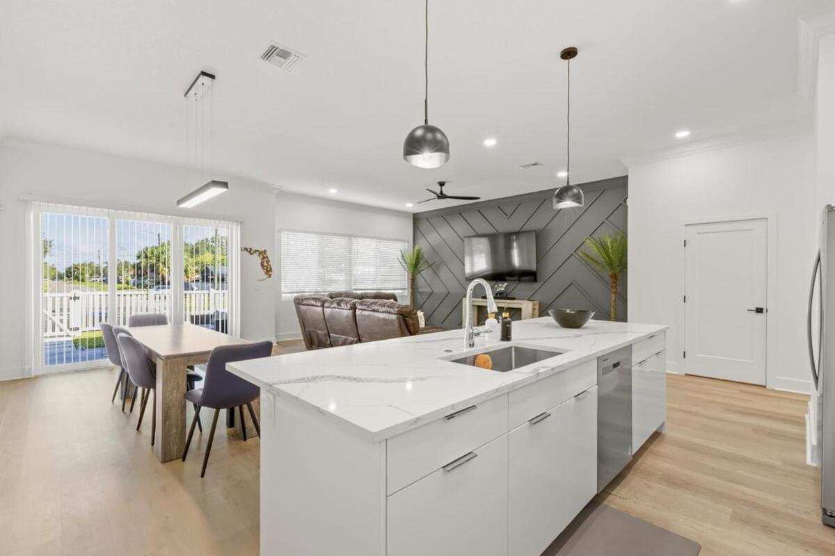 NEW! Columbus Cove - Gorgeous, Florida Themed Home In Heart of Tampa