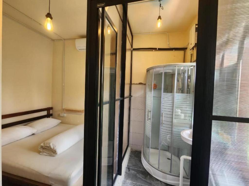 Poolside By Mingle - Party Hostel with Private Pool