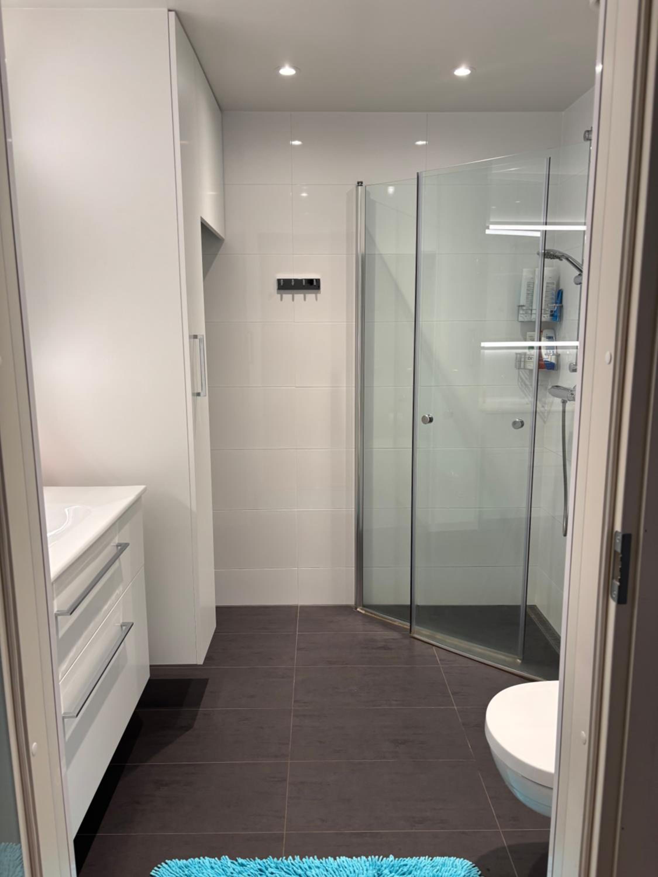 Modern, bright 2 bedroom apartment with great views