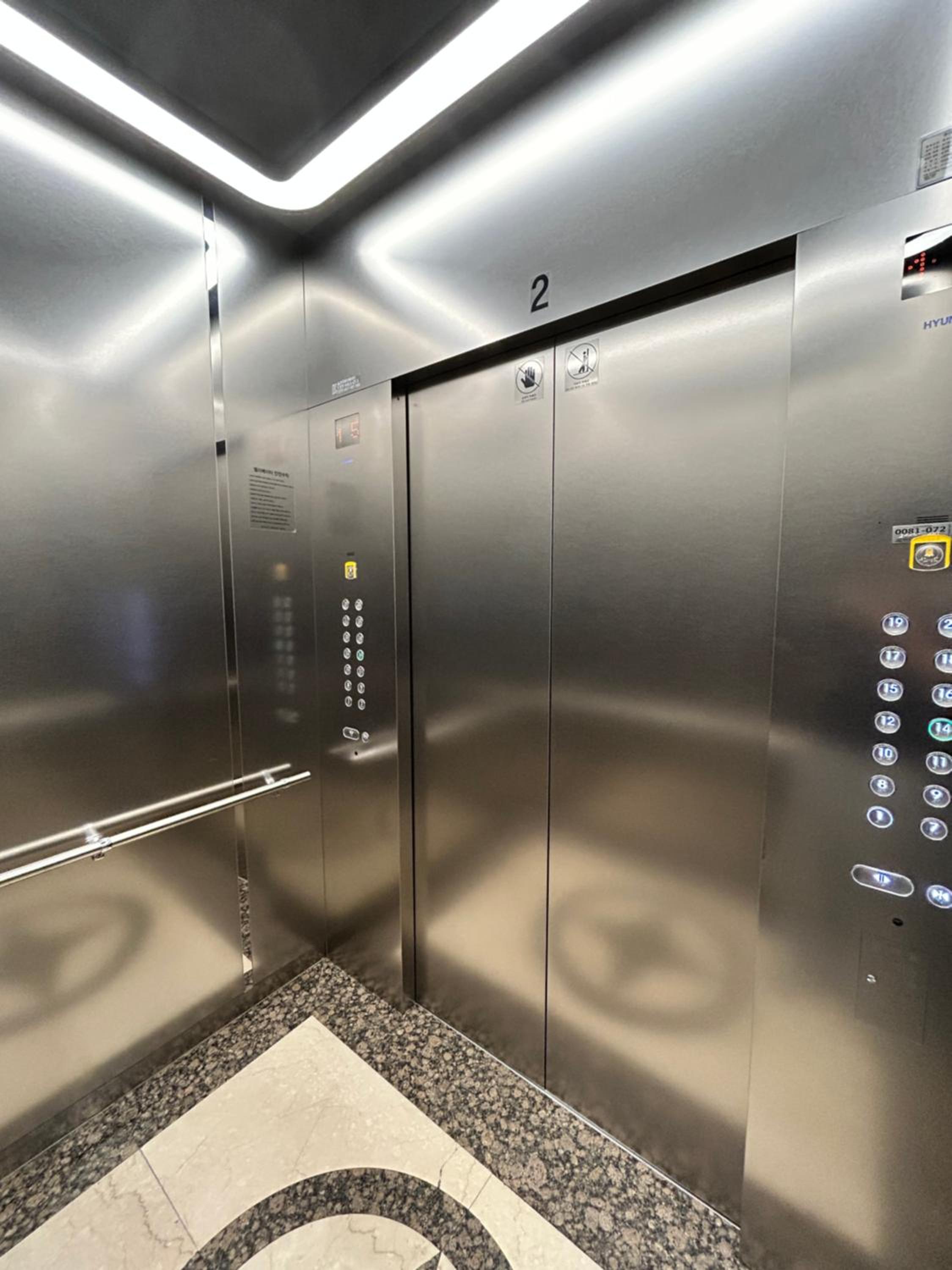 Direct Elevator to Hongik Univ Station, NEW by 13yr Superhost, Professionally Maintained