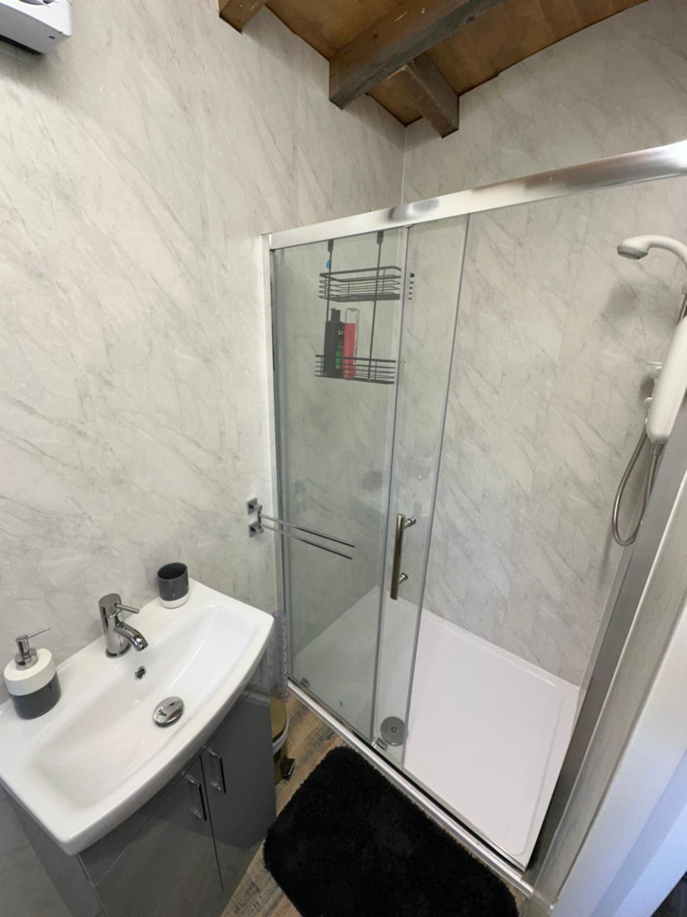 Escape to the Country, Retreat, huge Log Cabin over small river, private hot tub & log burner, WiFi, 65 inch smart TV relax read at Weston Newark, Nottingh
