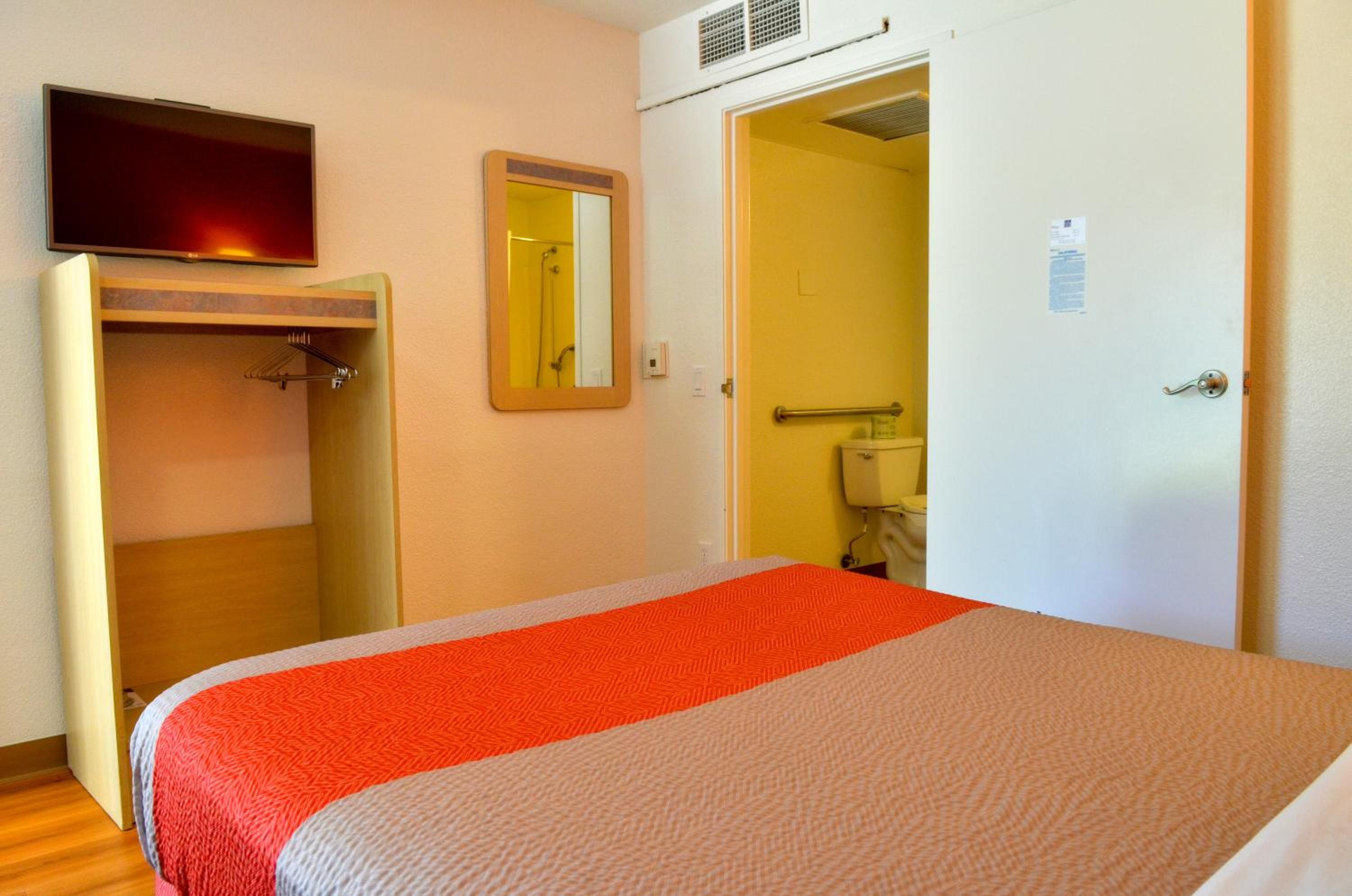 Motel 6 - Santa Nella, on i-5