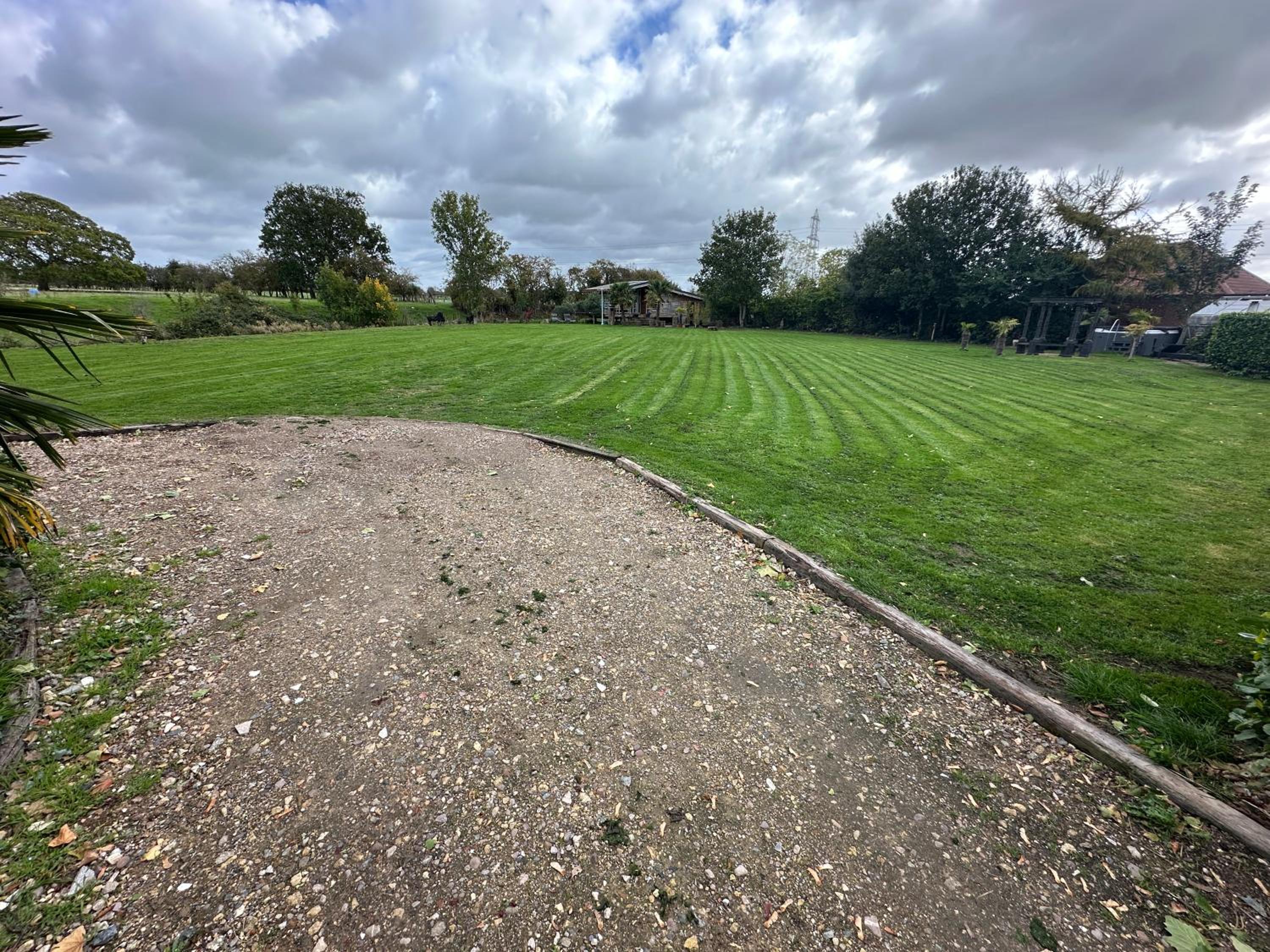 Escape to the Country, Retreat, huge Log Cabin over small river, private hot tub & log burner, WiFi, 65 inch smart TV relax read at Weston Newark, Nottingh