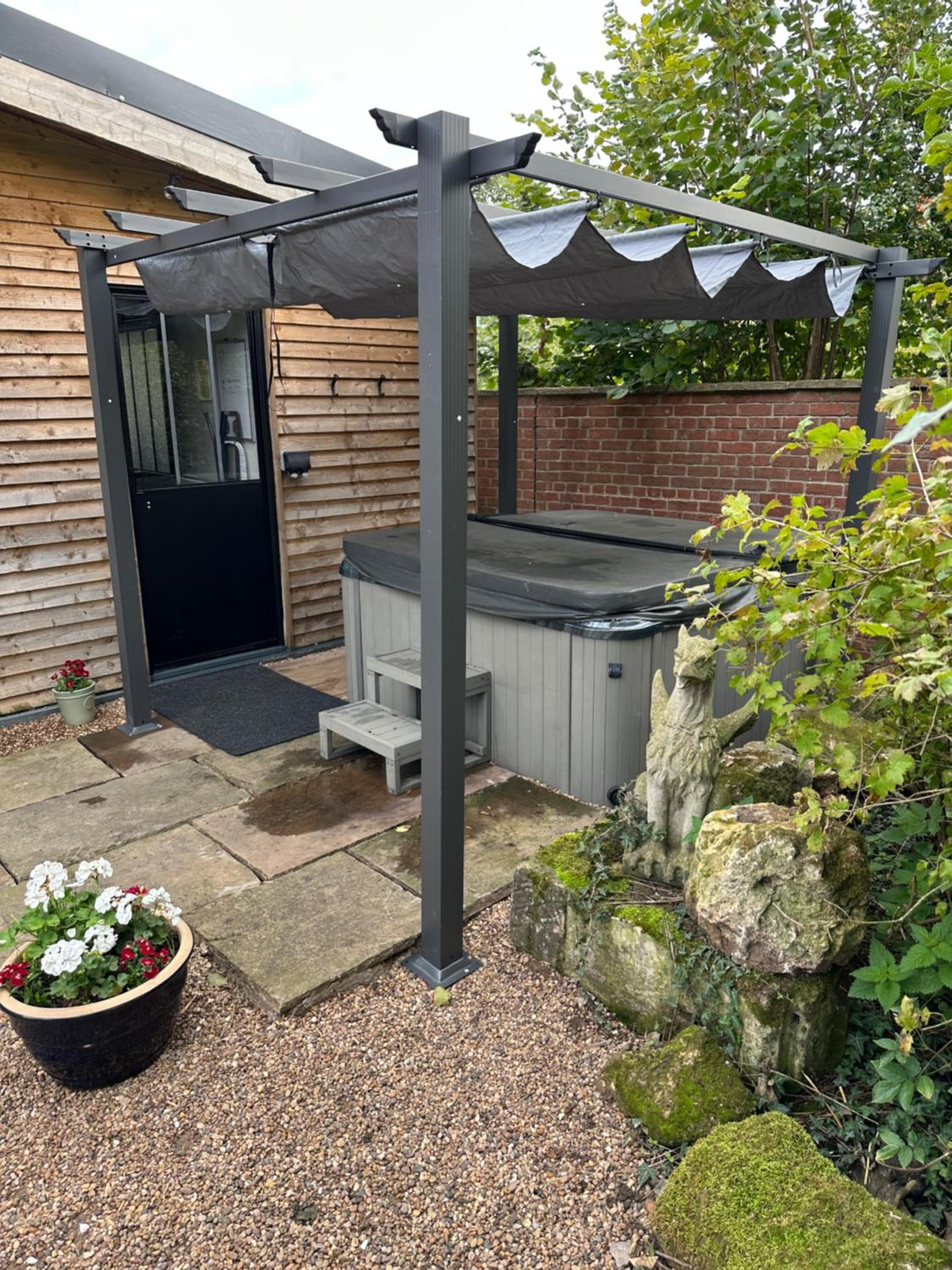 Escape to the Country, Retreat, huge Log Cabin over small river, private hot tub & log burner, WiFi, 65 inch smart TV relax read at Weston Newark, Nottingh