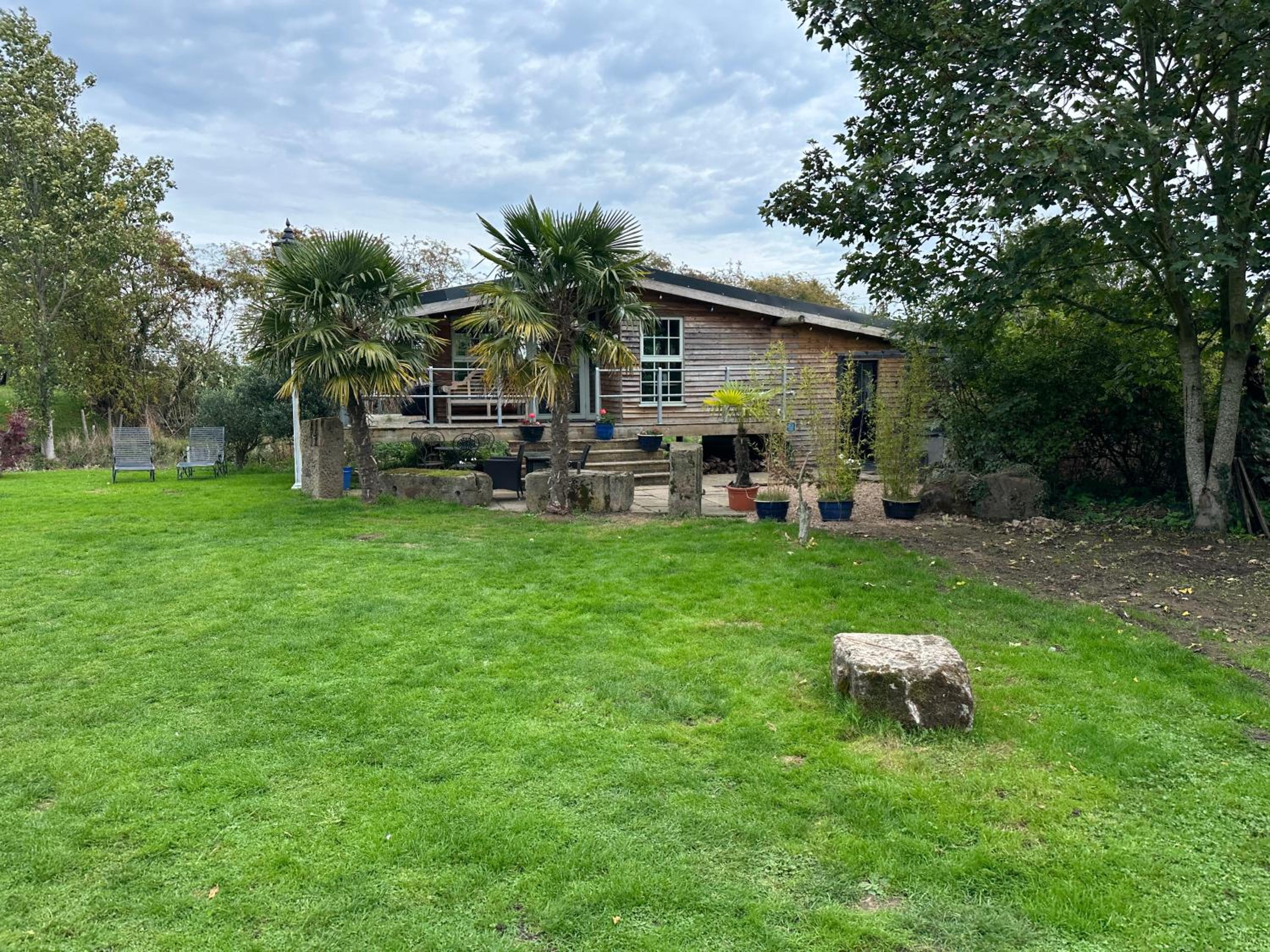 Escape to the Country, Retreat, huge Log Cabin over small river, private hot tub & log burner, WiFi, 65 inch smart TV relax read at Weston Newark, Nottingh
