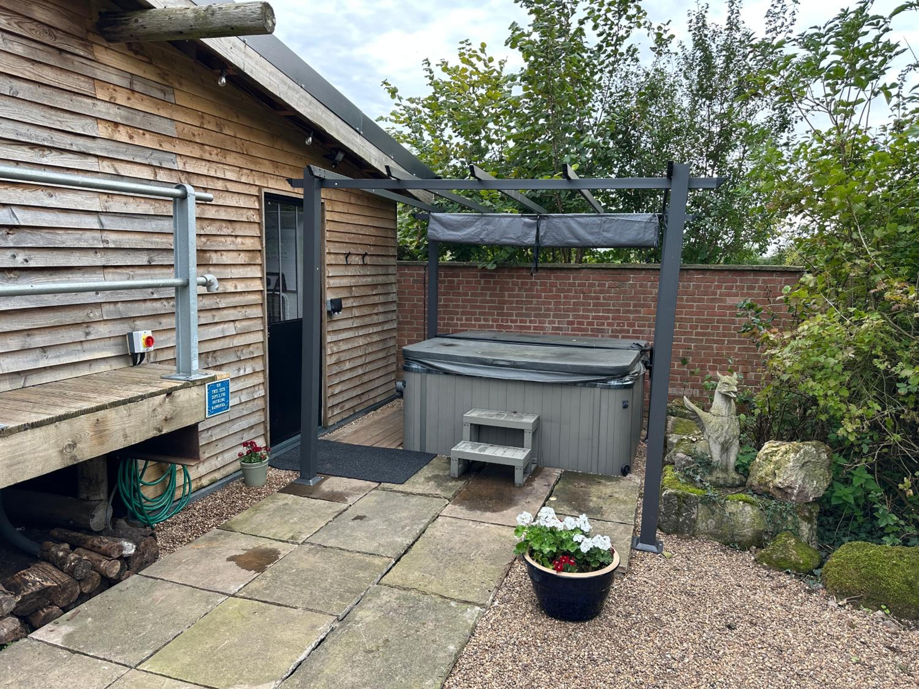Escape to the Country, Retreat, huge Log Cabin over small river, private hot tub & log burner, WiFi, 65 inch smart TV relax read at Weston Newark, Nottingh