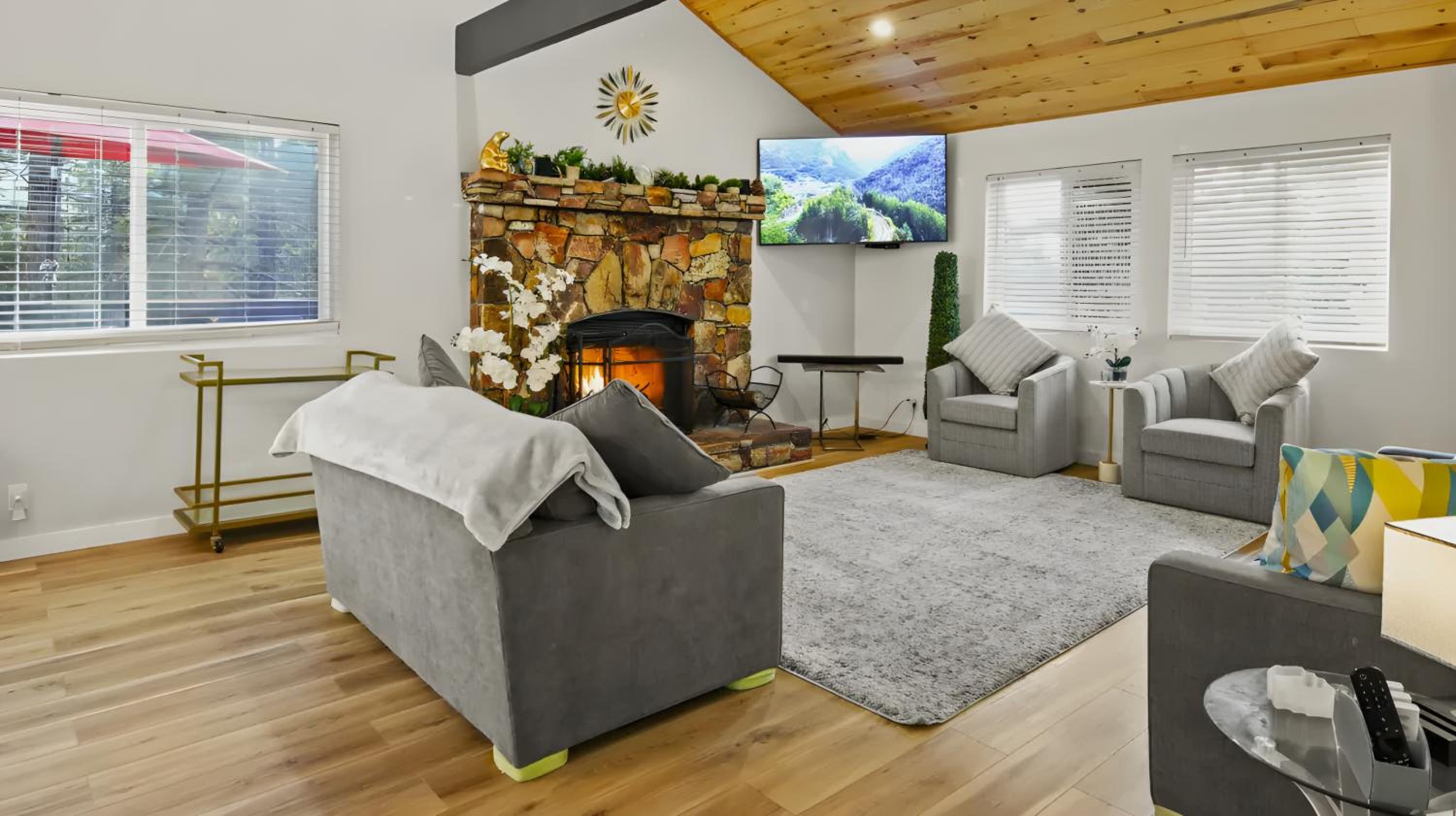 Moonridge Ski & Zoo Chalet With Hot Tub retreat