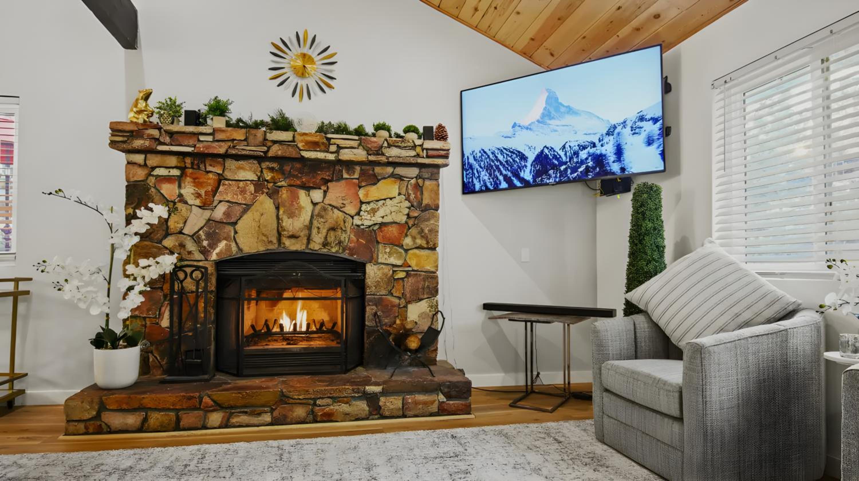 Moonridge Ski & Zoo Chalet With Hot Tub retreat
