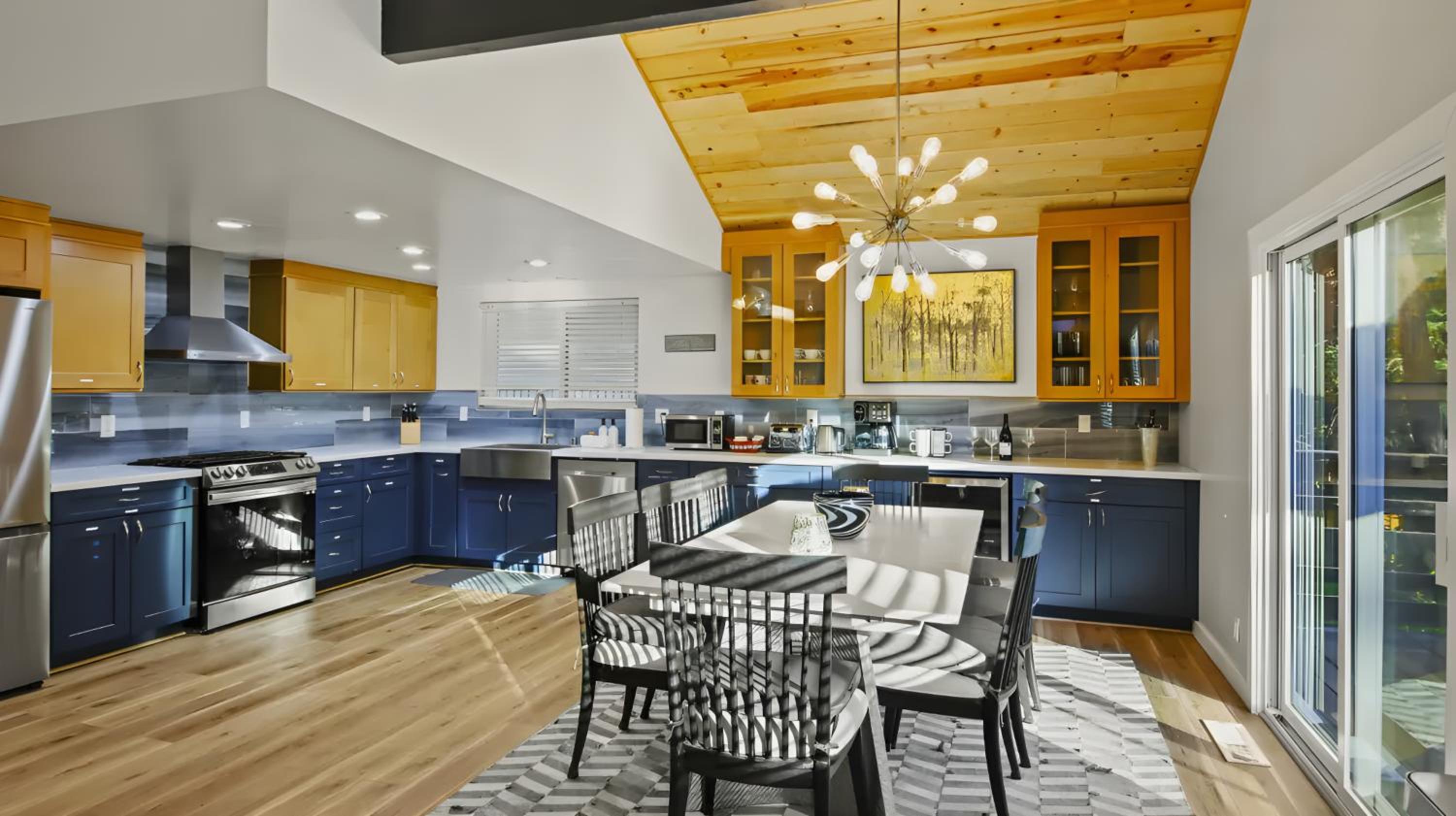Moonridge Ski & Zoo Chalet With Hot Tub retreat