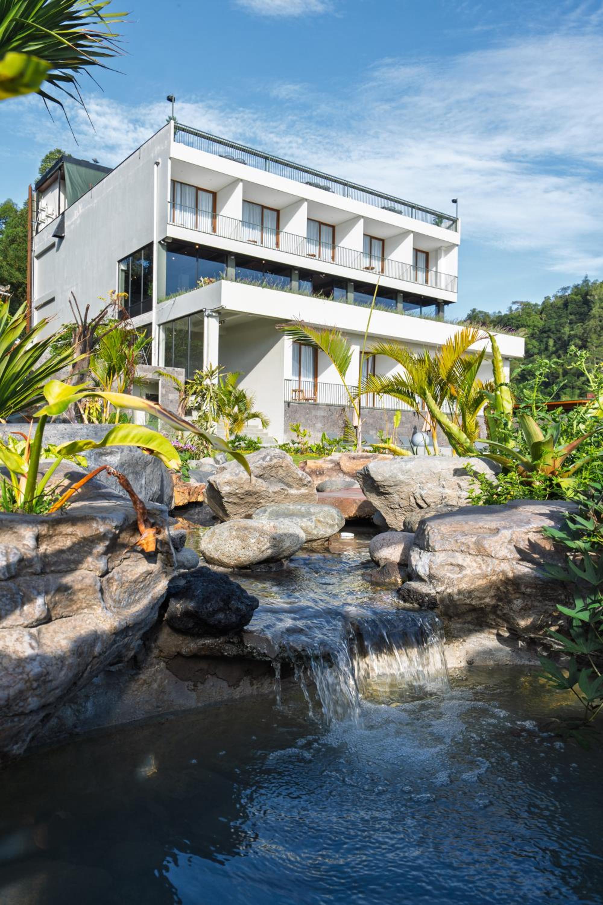 Tribhuwana Padma Lake Resort