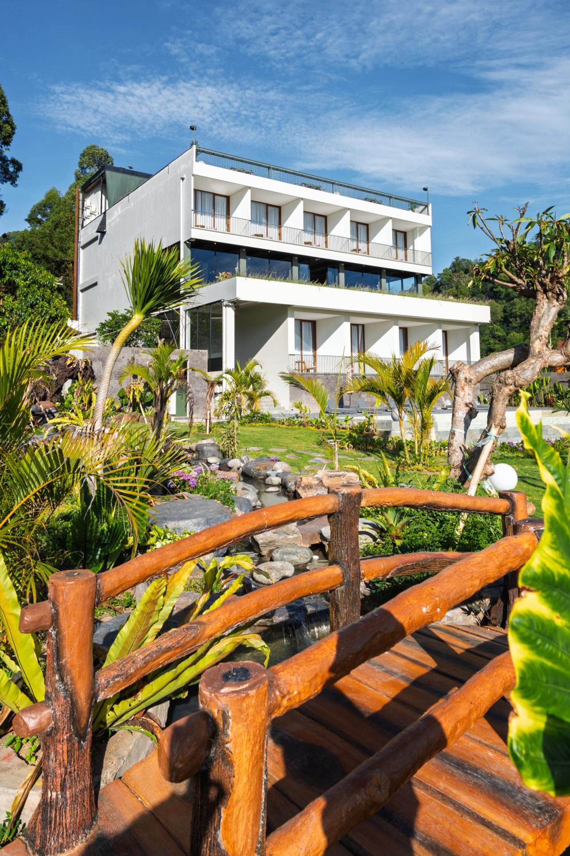 Tribhuwana Padma Lake Resort