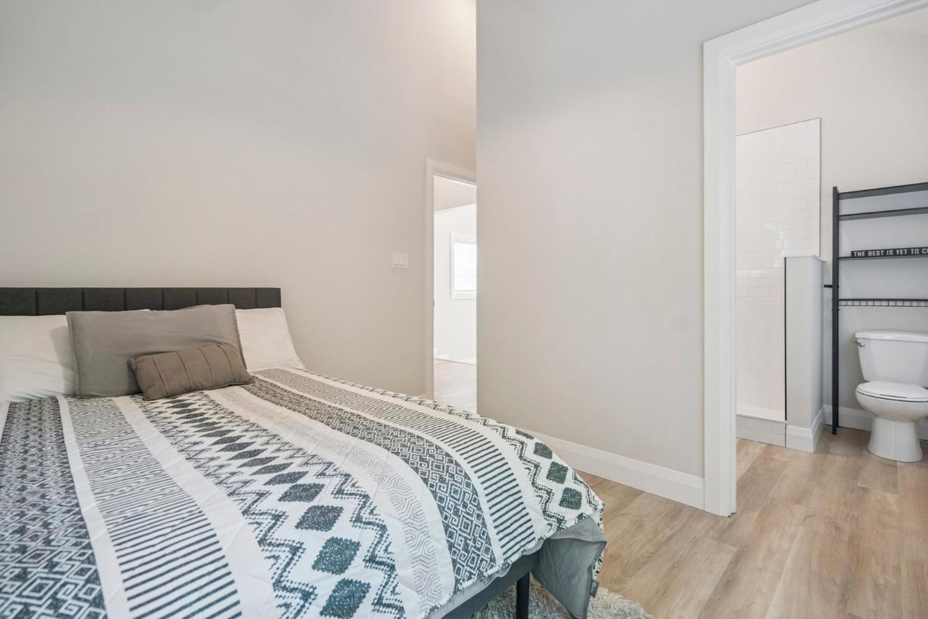 PRIVATE SUITE IN OLD TOWN MIN STAY 30 days