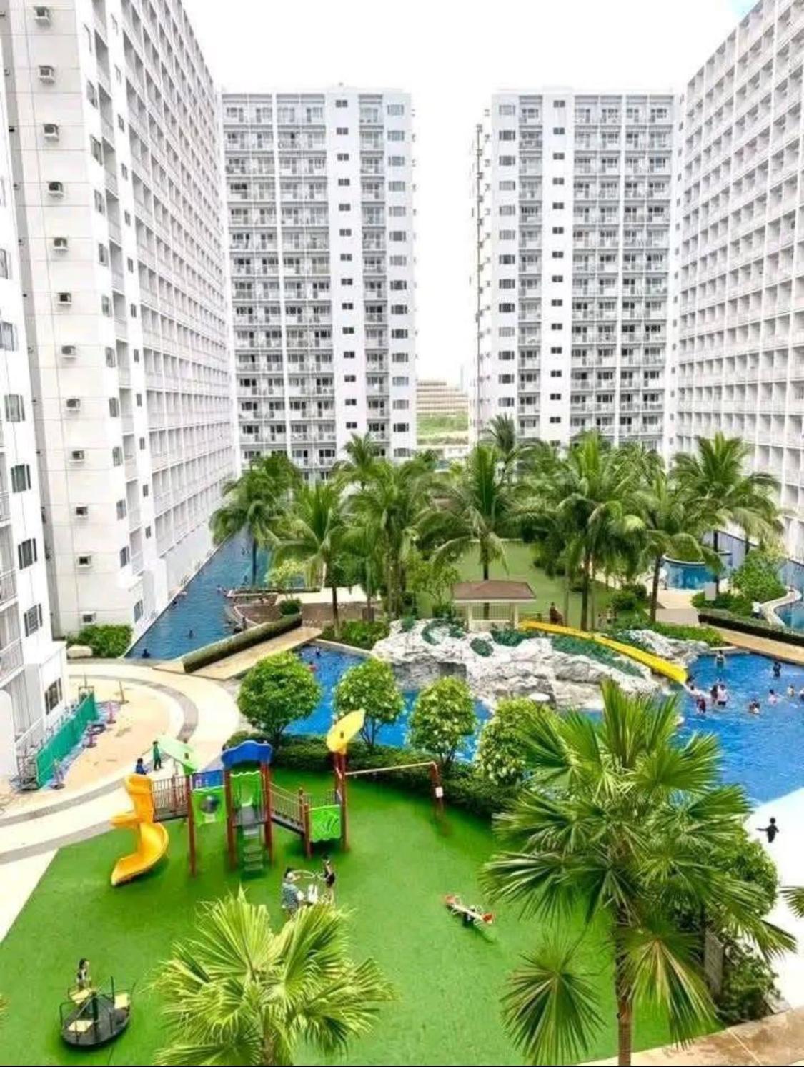 Apartment with balcony walking distance to Mall of Asia located in Shore1 and 2 Residences