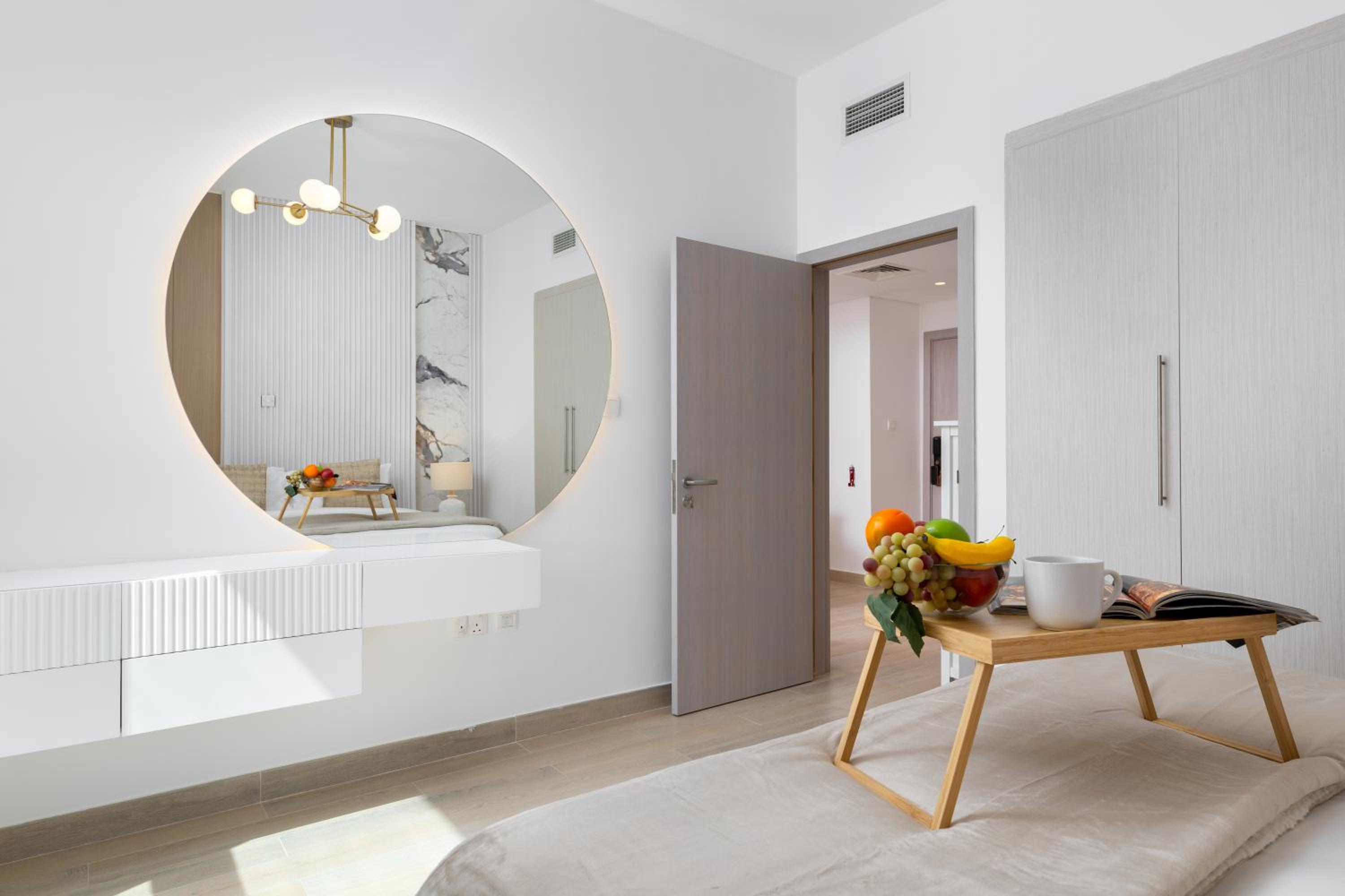 Maison Privee - Sleek Yas Getaway with Ferrari World and Canal Views