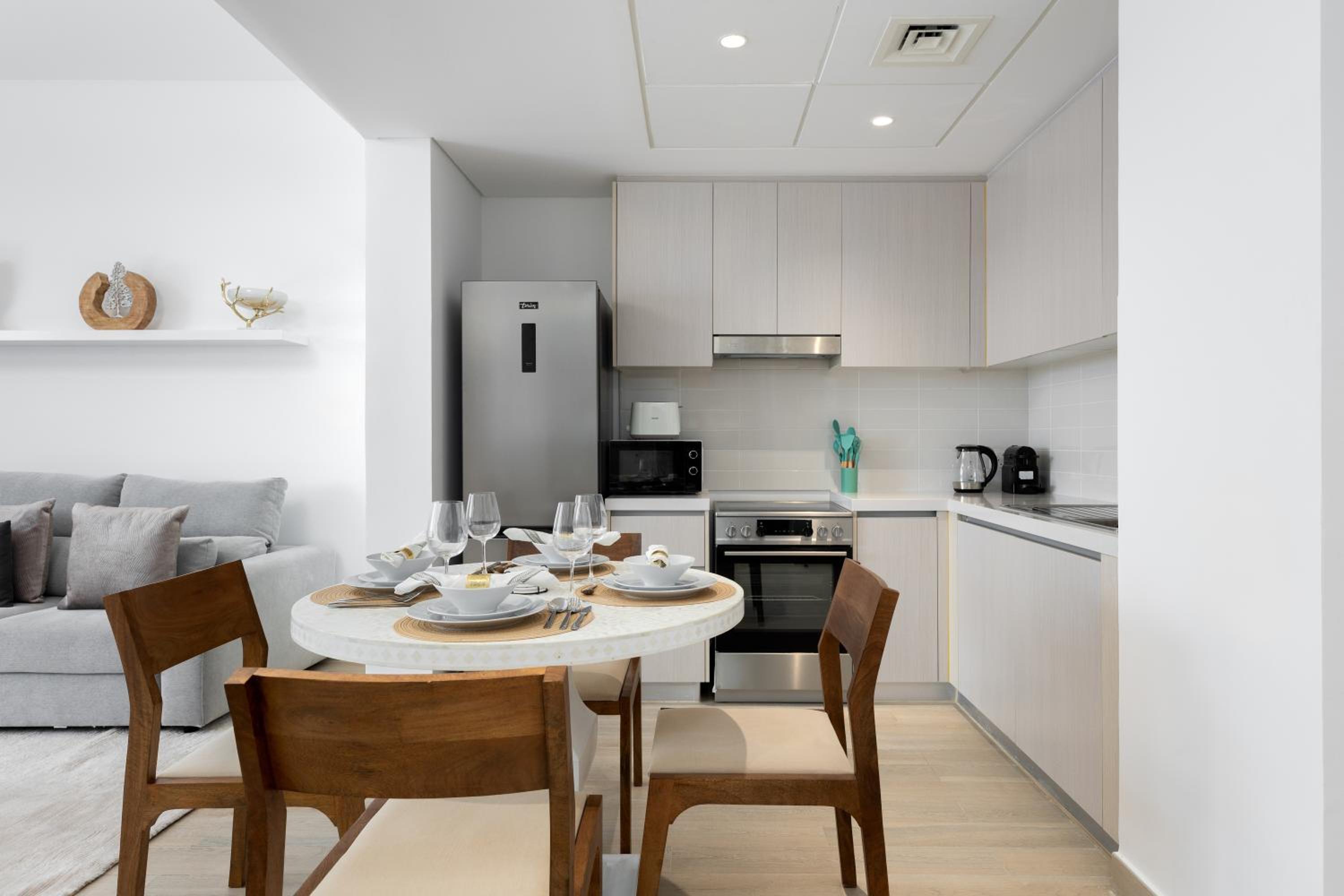Maison Privee - Sleek Yas Getaway with Ferrari World and Canal Views