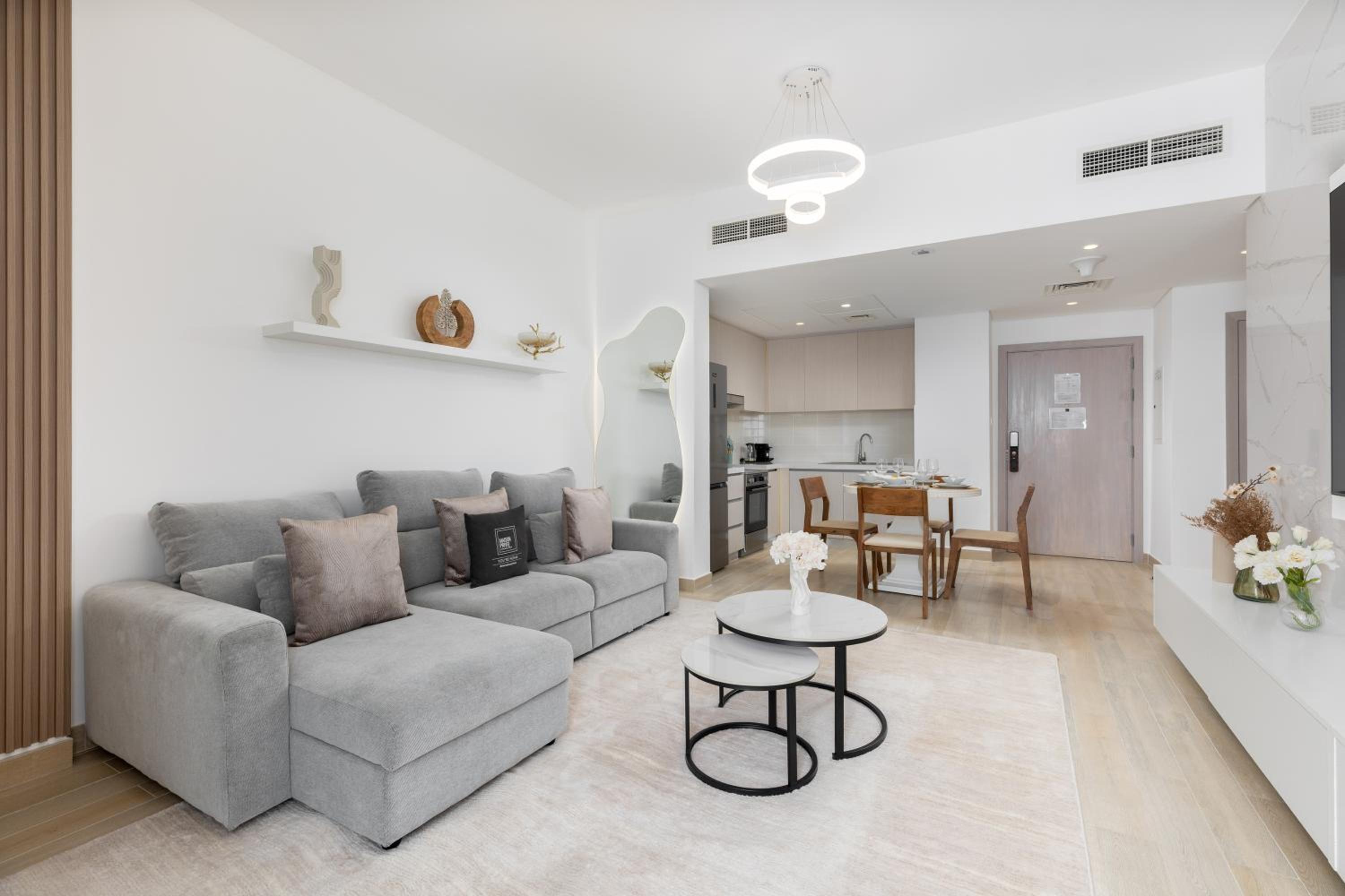Maison Privee - Sleek Yas Getaway with Ferrari World and Canal Views