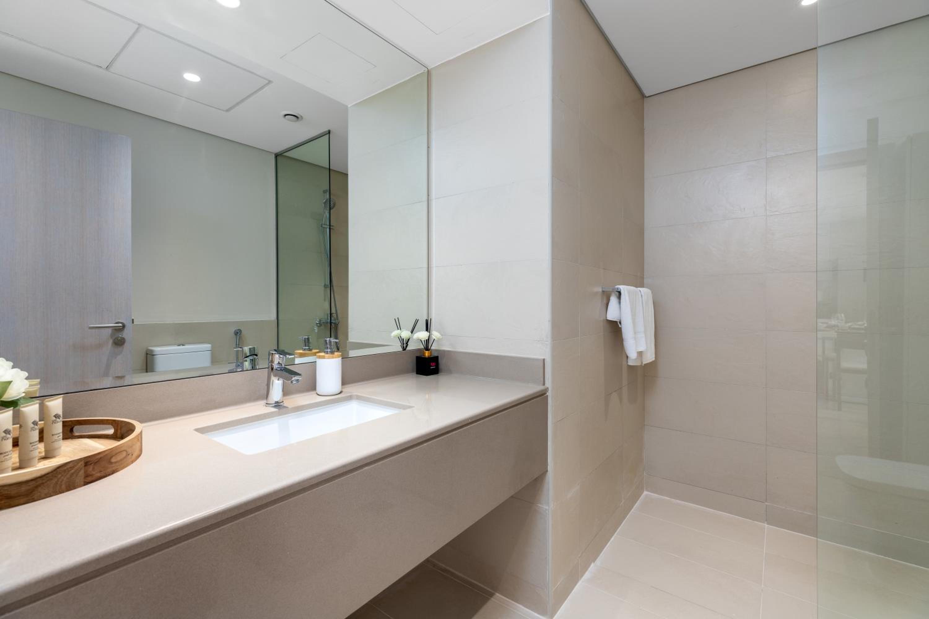 Maison Privee - Sleek Yas Getaway with Ferrari World and Canal Views