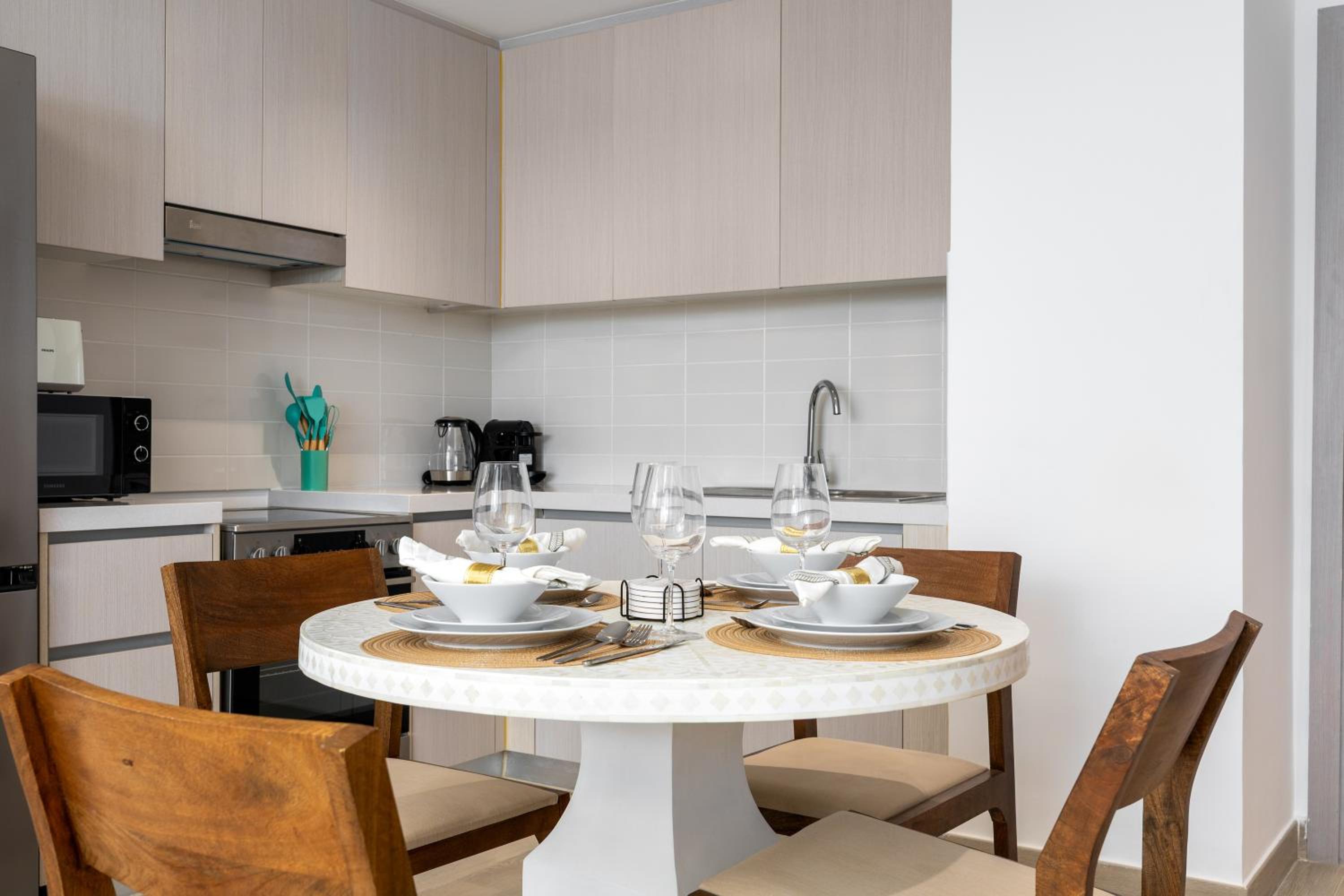 Maison Privee - Sleek Yas Getaway with Ferrari World and Canal Views