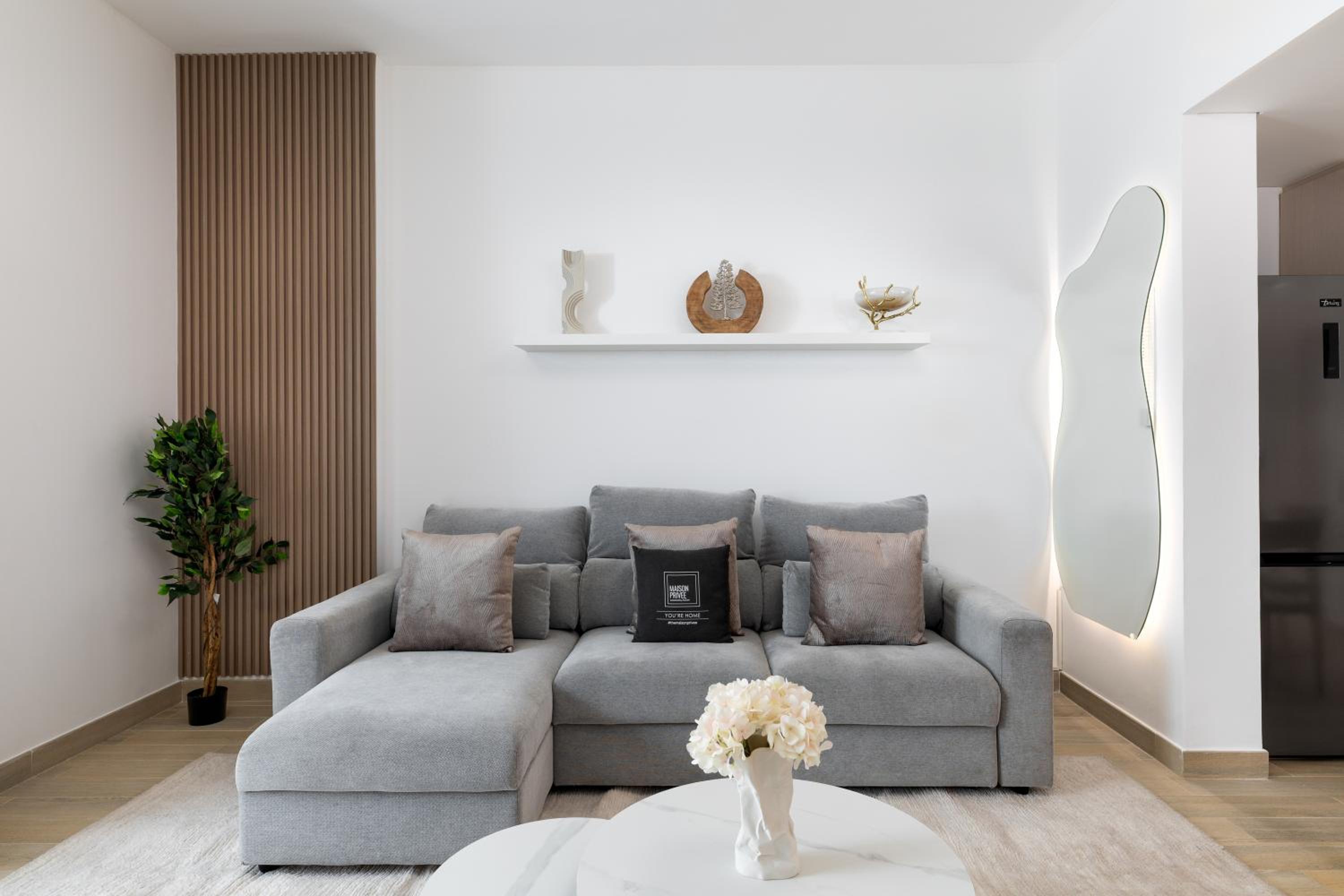 Maison Privee - Sleek Yas Getaway with Ferrari World and Canal Views