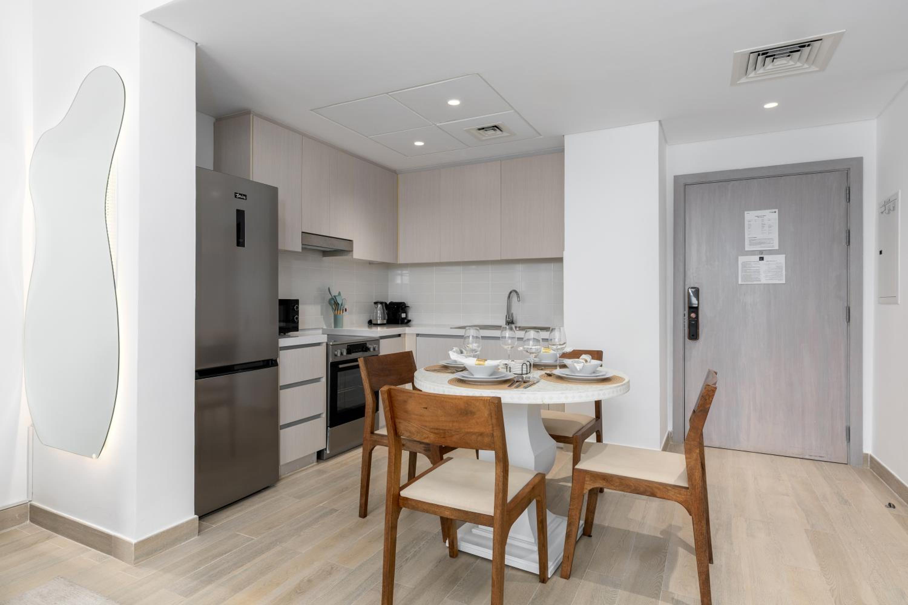 Maison Privee - Sleek Yas Getaway with Ferrari World and Canal Views
