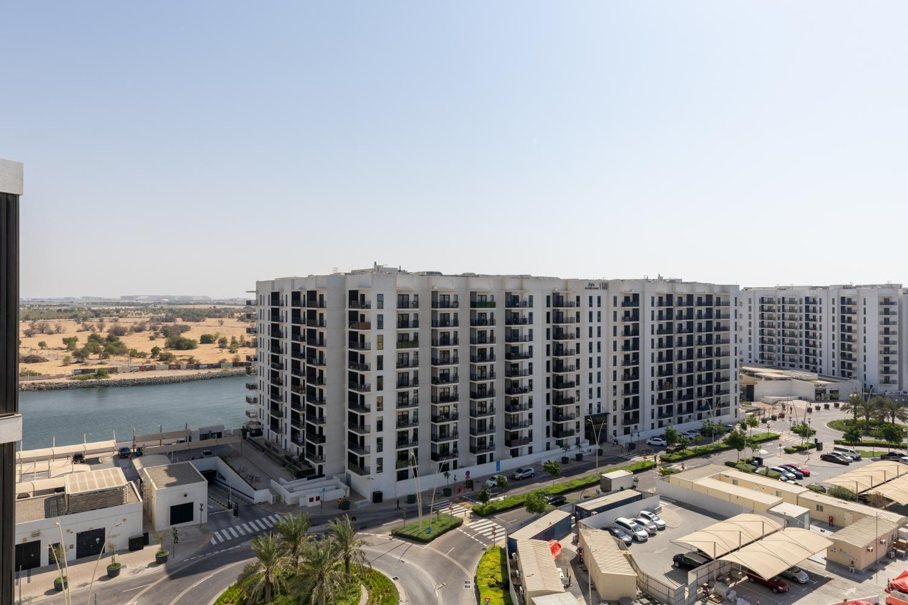 Maison Privee - Sleek Yas Getaway with Ferrari World and Canal Views