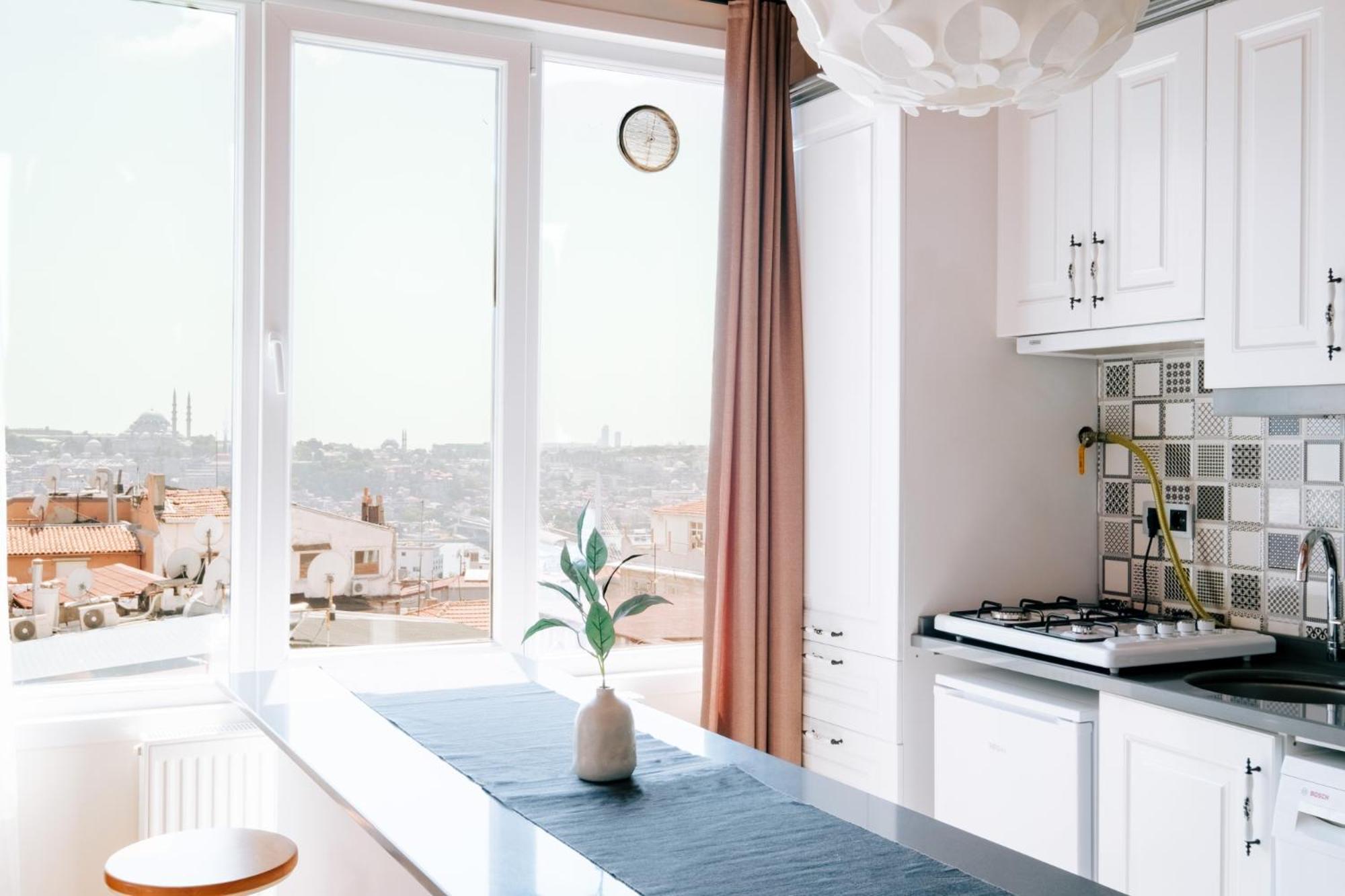 Luxury Flat Next to Galata and Metro w City View