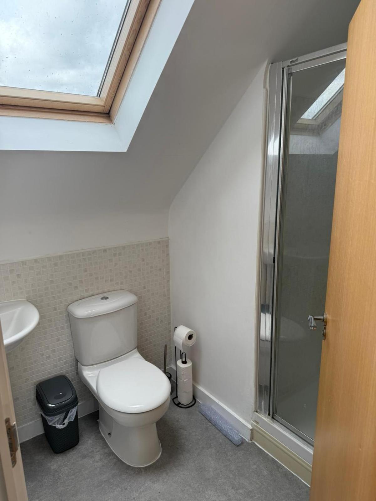Modern 3-Bedroom Home 3 Minutes from Biggin Hill Airport - Secure Gated Community