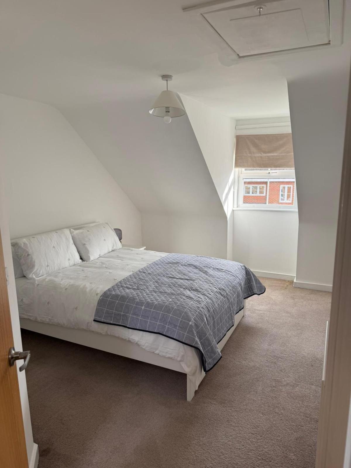 Modern 3-Bedroom Home 3 Minutes from Biggin Hill Airport - Secure Gated Community