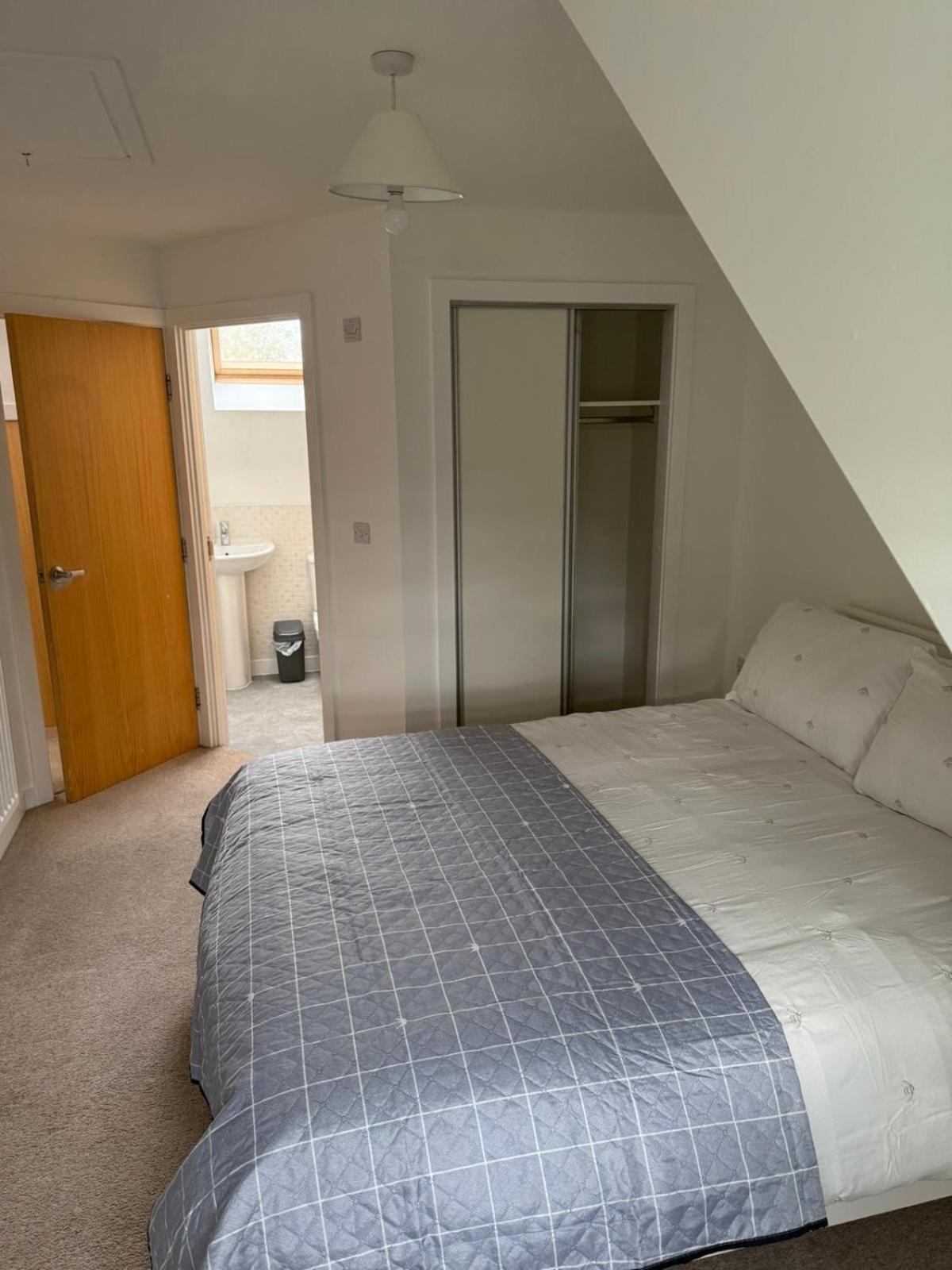 Modern 3-Bedroom Home 3 Minutes from Biggin Hill Airport - Secure Gated Community