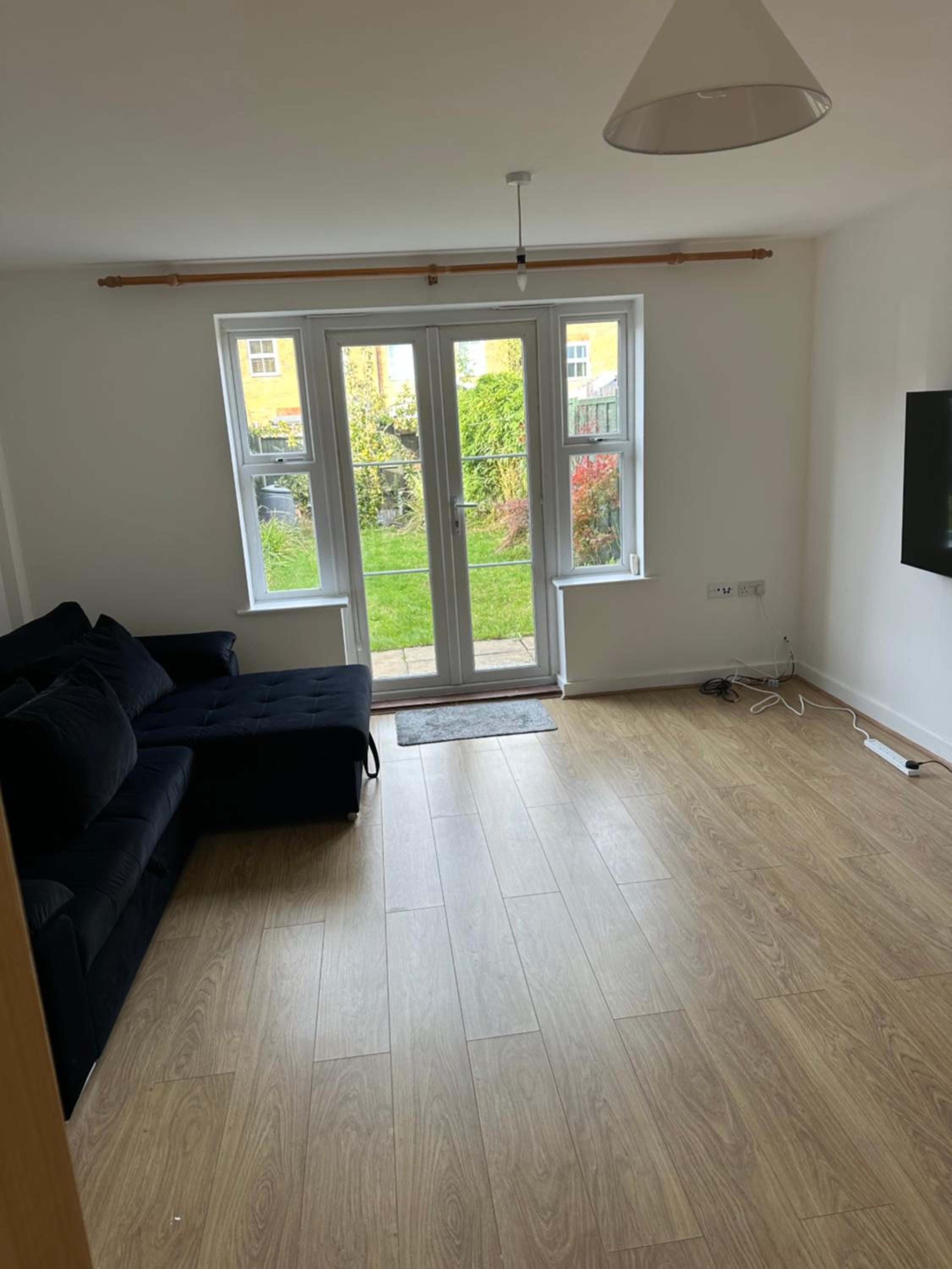 Modern 3-Bedroom Home 3 Minutes from Biggin Hill Airport - Secure Gated Community