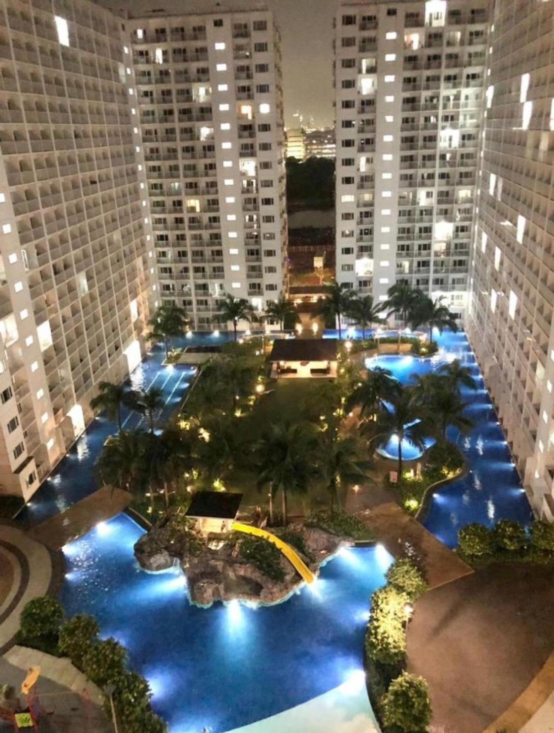 Apartment with balcony walking distance to Mall of Asia located in Shore1 and 2 Residences