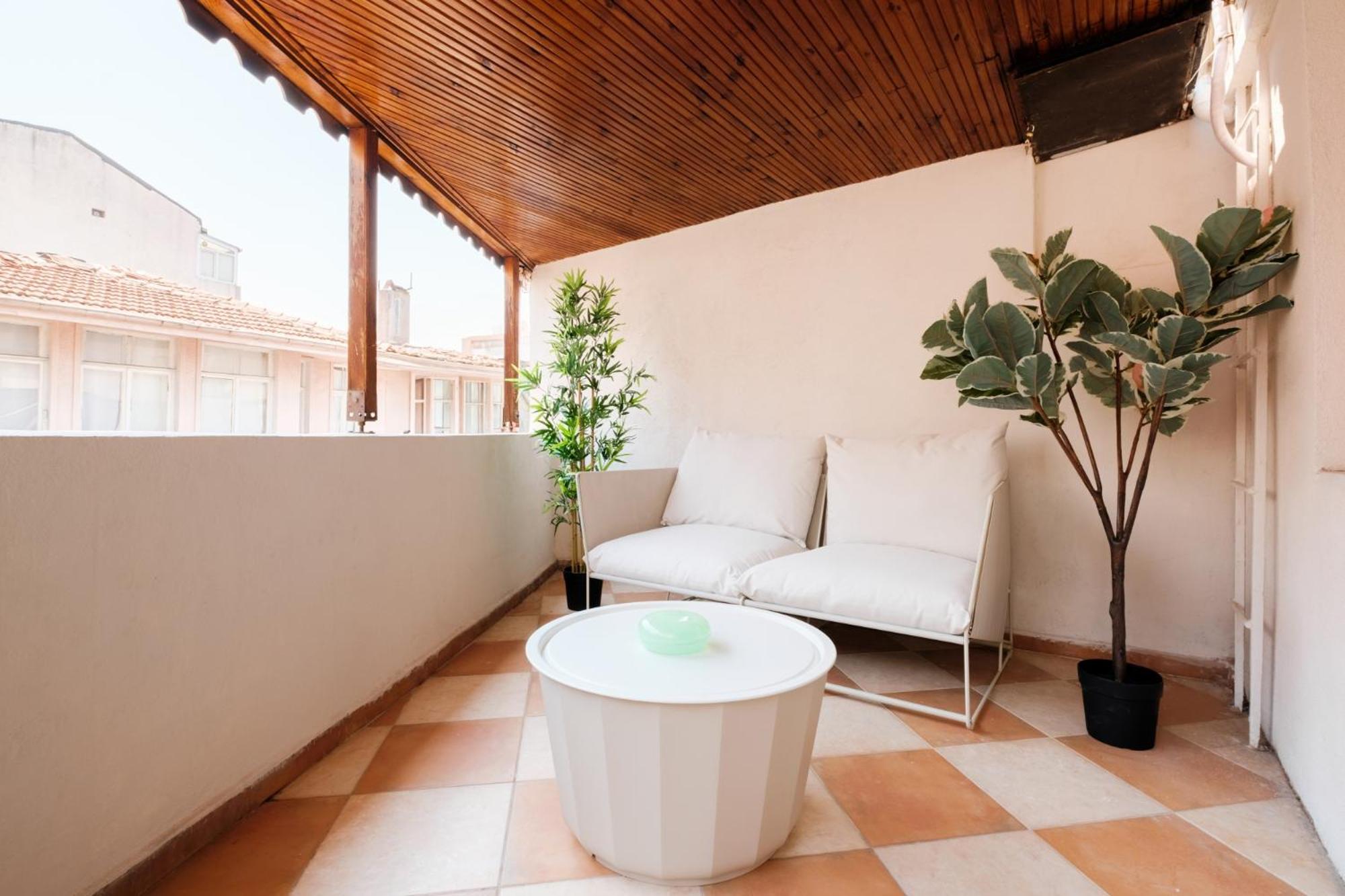 Flat w Balcony Near Taksim Square in Istiklal