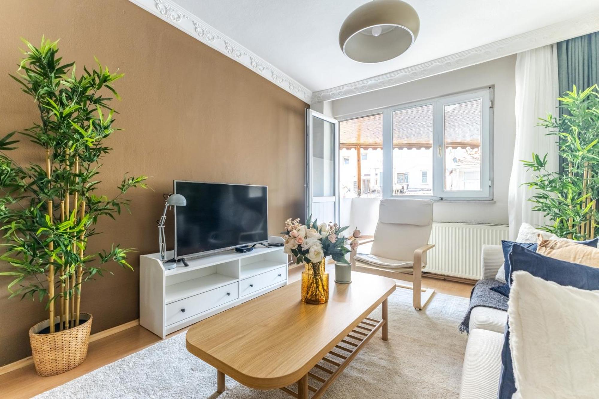 Flat w Balcony Near Taksim Square in Istiklal