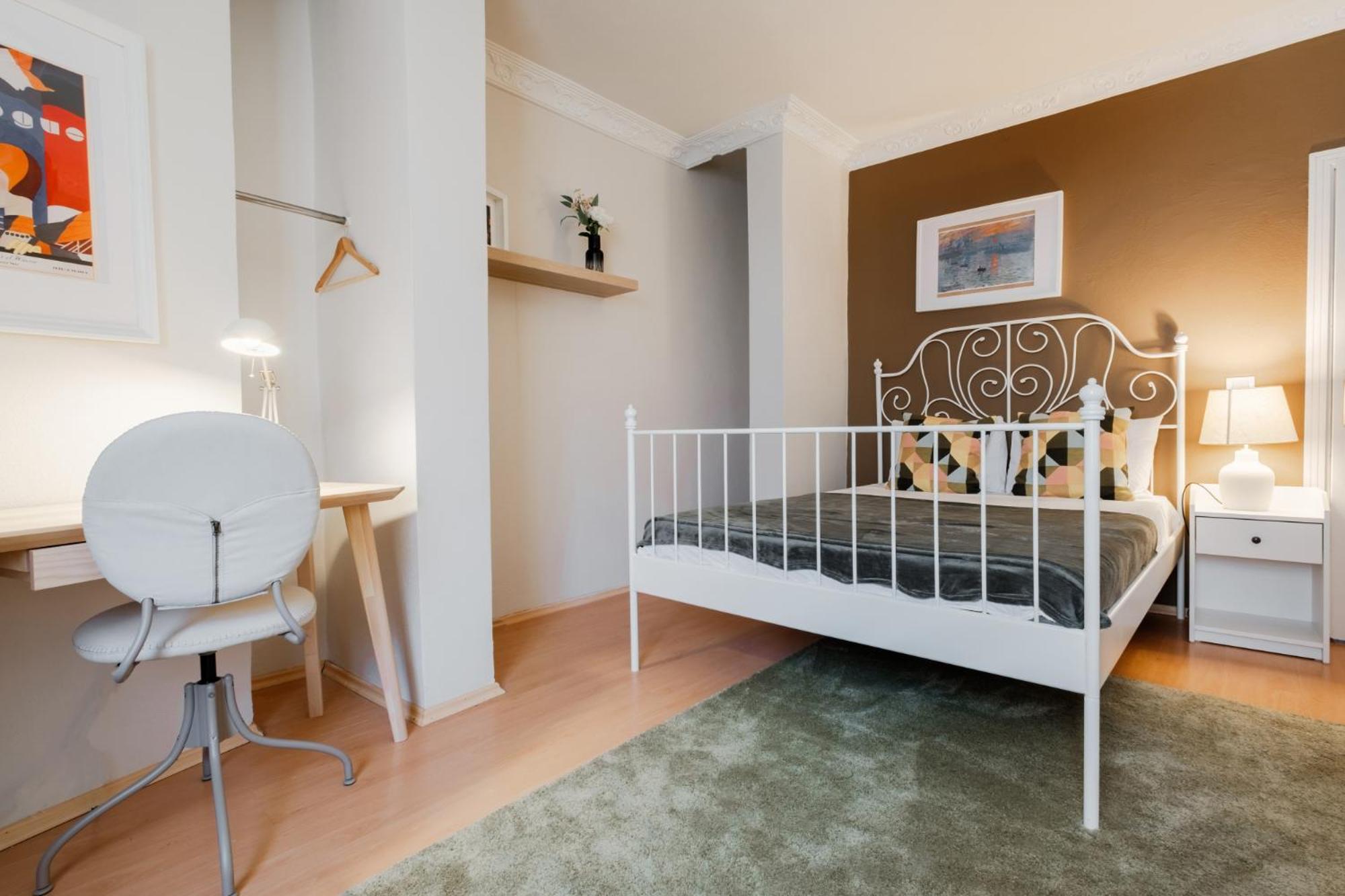 Flat w Balcony Near Taksim Square in Istiklal