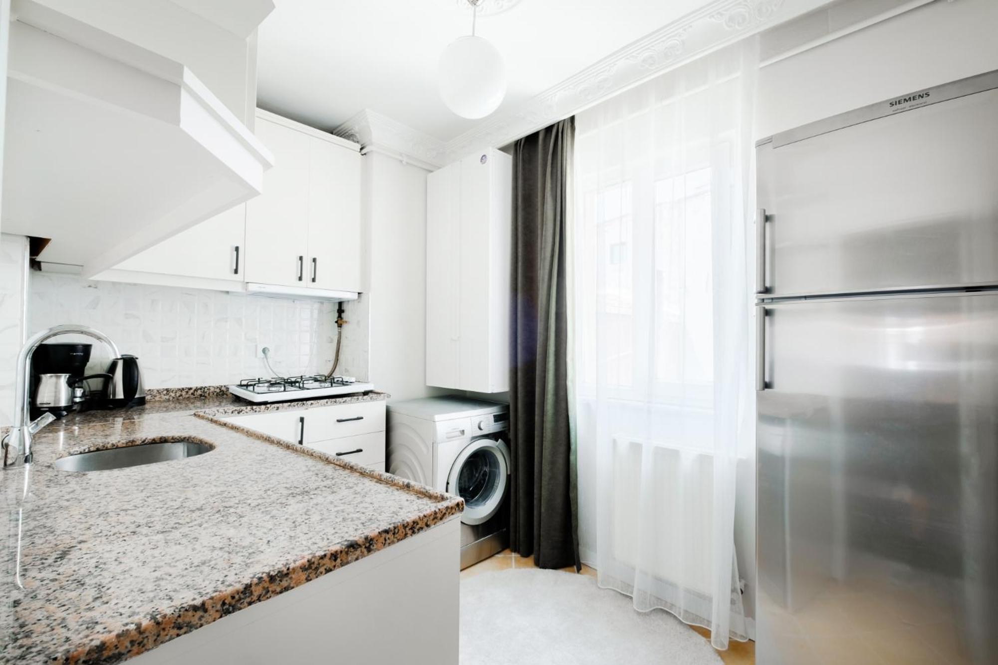 Flat w Balcony Near Taksim Square in Istiklal